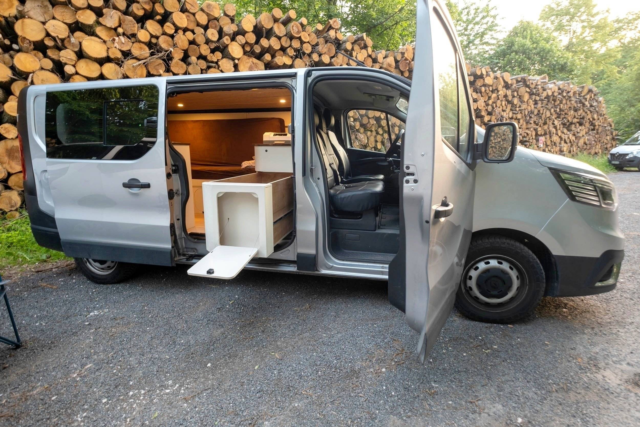 schräge Vorderansicht Renault Renault Trafic 3 L2H1 - Yescapa