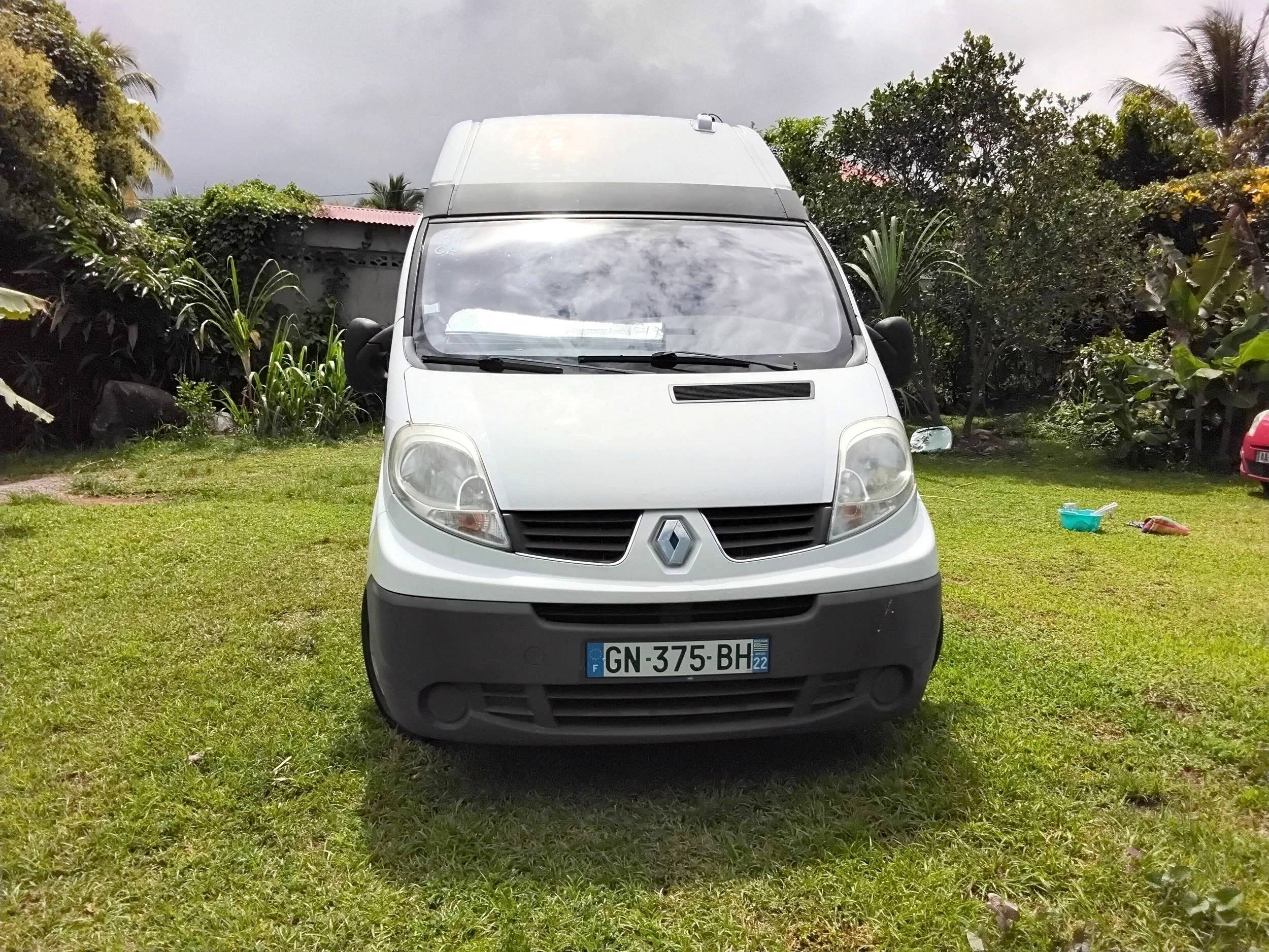 Front view from 3/4 Renault Trafic - Yescapa