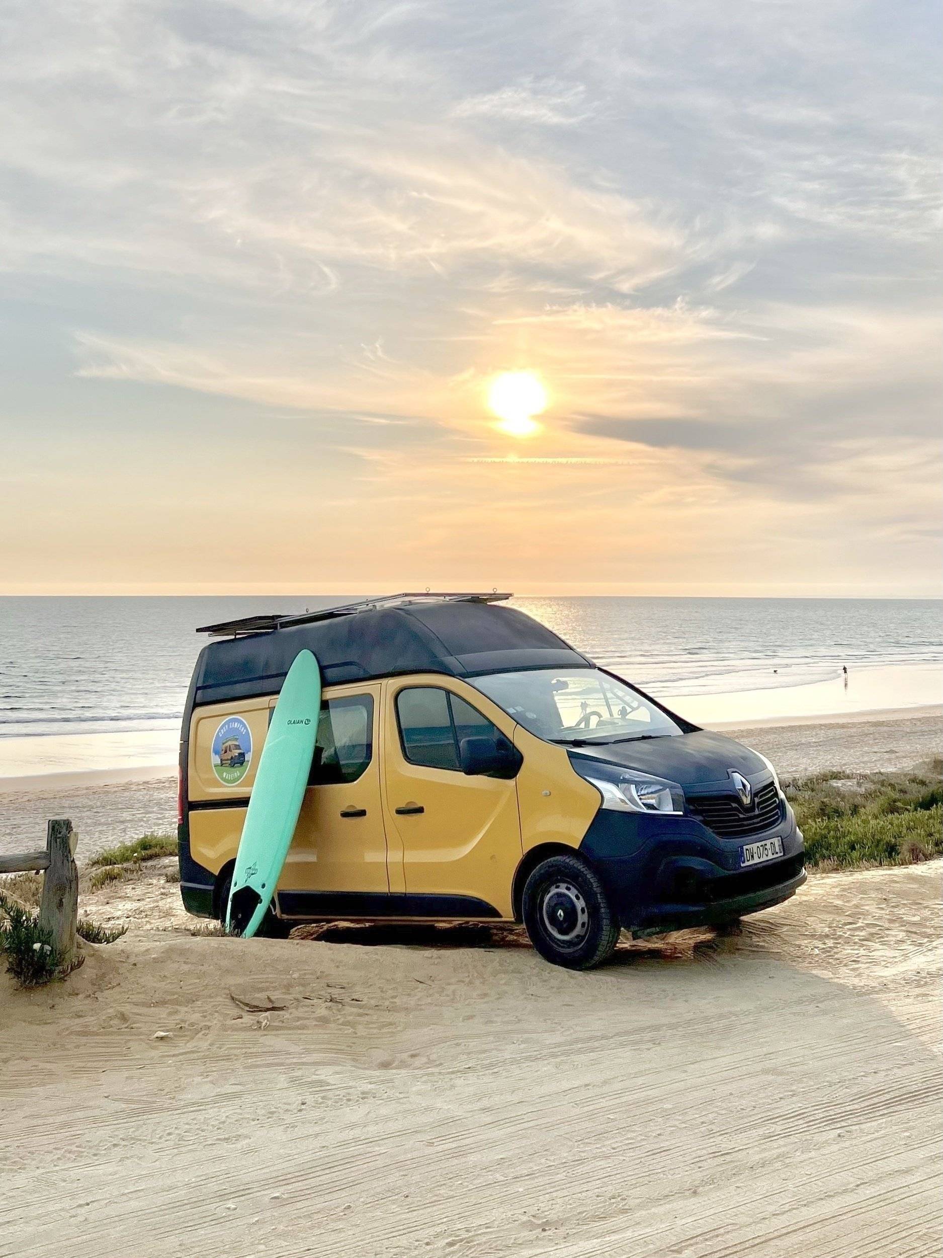 Front view from 3/4 Renault Renault Trafic - Yescapa
