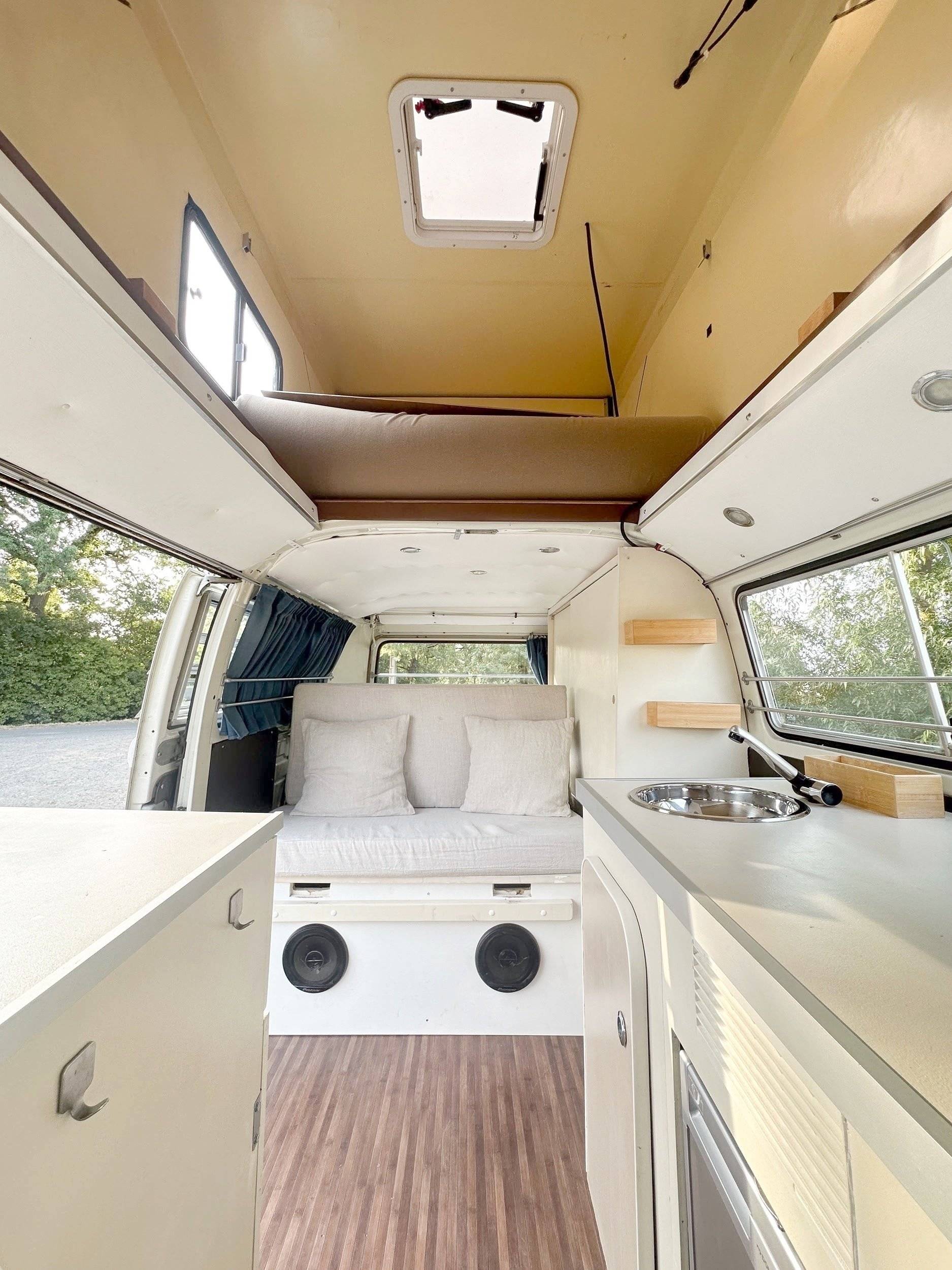 Dining Area Volkswagen Combi T2 - Yescapa