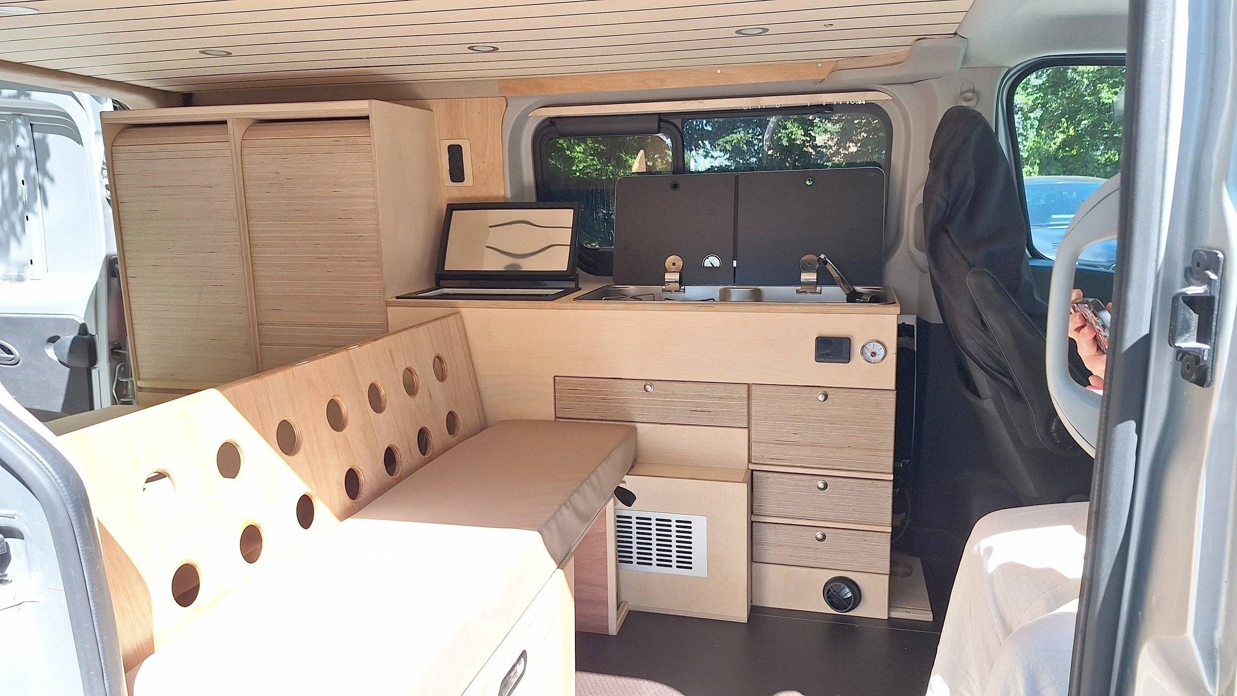 Vue avant de 3/4 Renault Renault Trafic - Yescapa