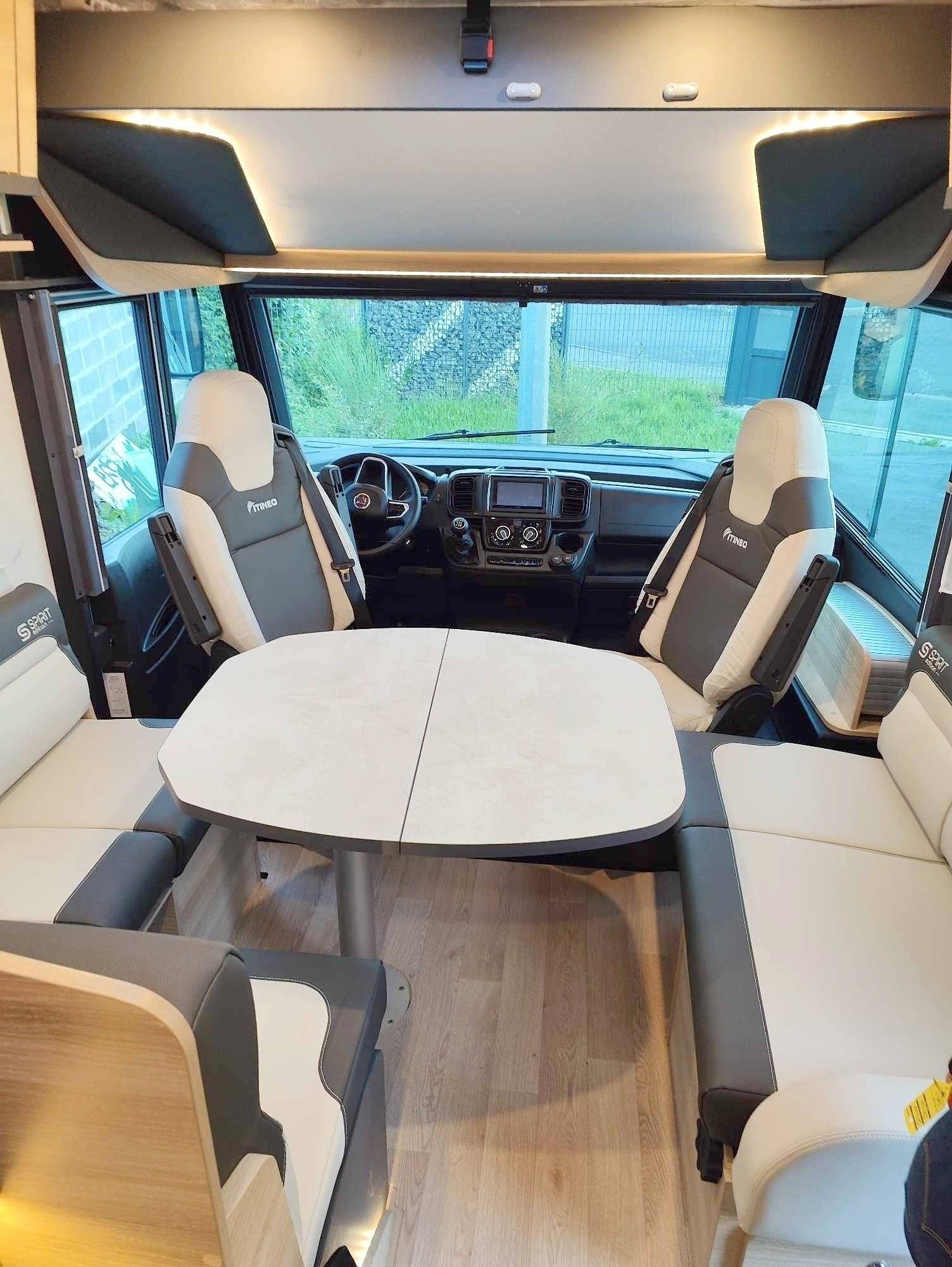 Área de jantar Fiat Fiat Ducato, 2.3 l 140 Multijet, Euro 6d-Temp - Yescapa