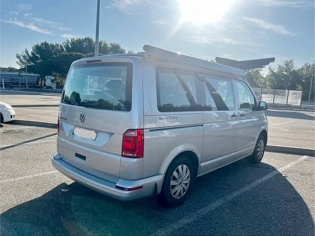 Vista part posterior del vehicle Volkswagen VOLKSWAGEN CALIFORNIA Beach - Yescapa