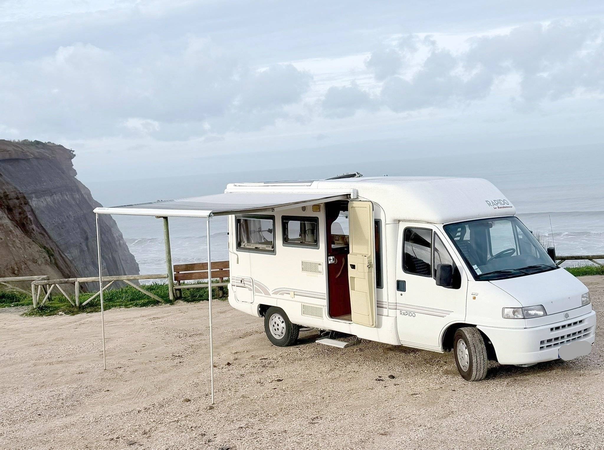 schräge Vorderansicht Fiat Fiat Ducato - Yescapa