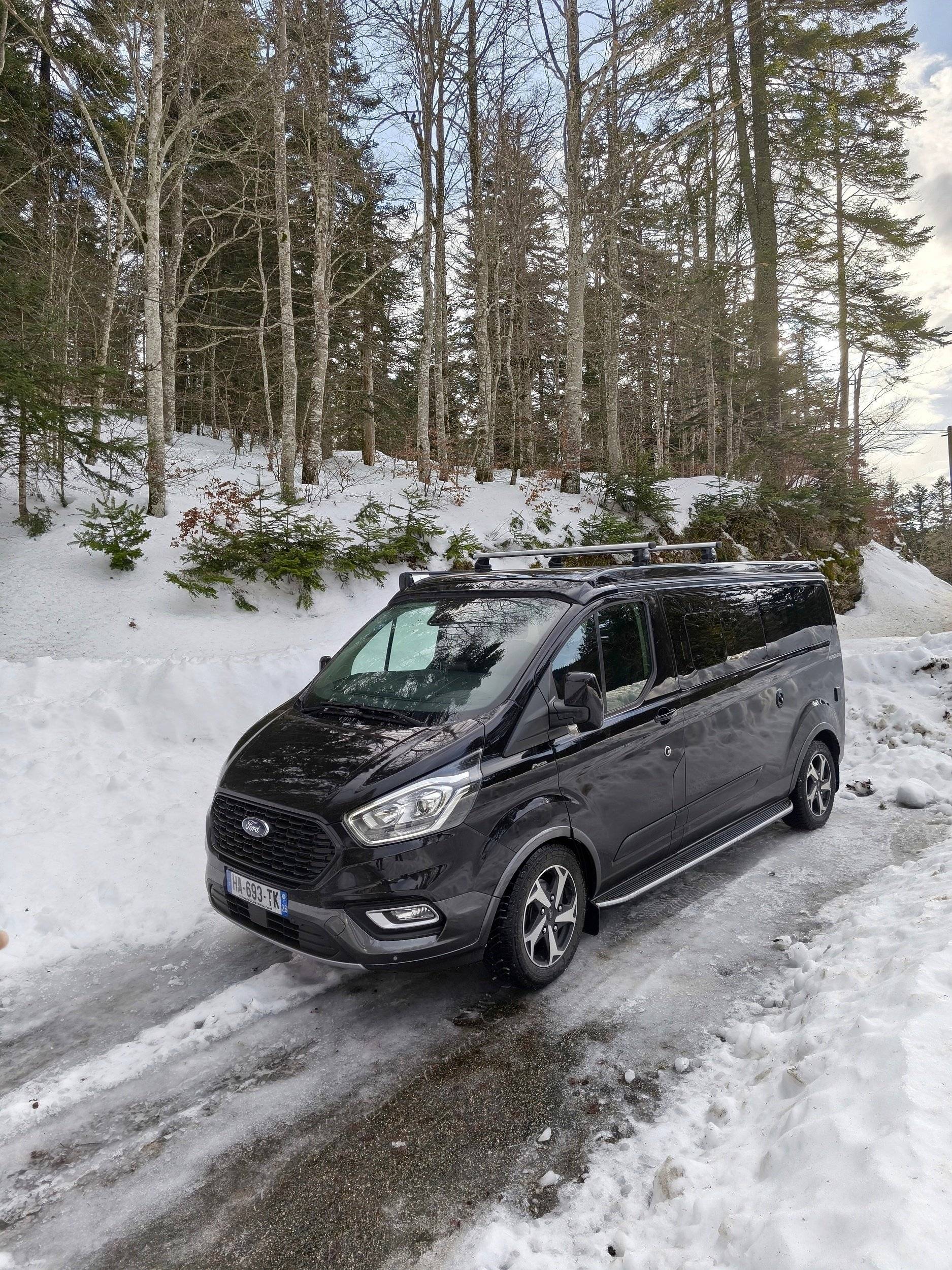 schräge Vorderansicht Ford Ford Nugget Plus - Yescapa