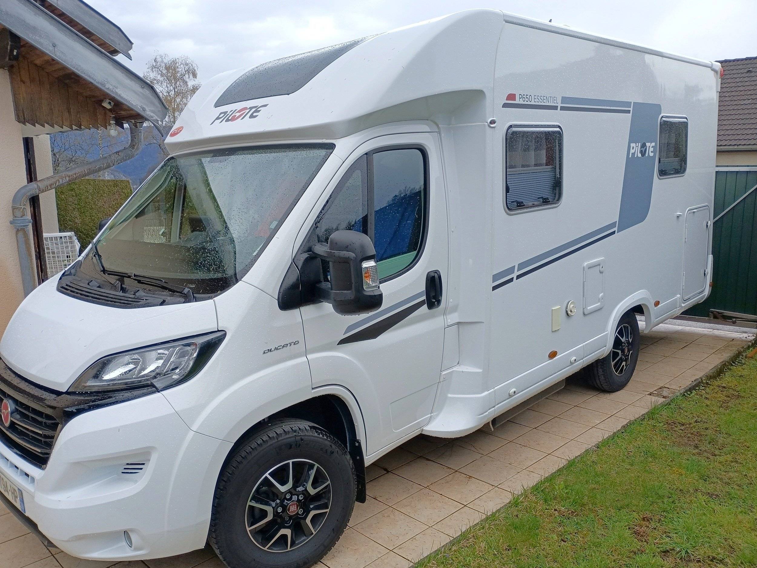 Front view from 3/4 Fiat - Yescapa