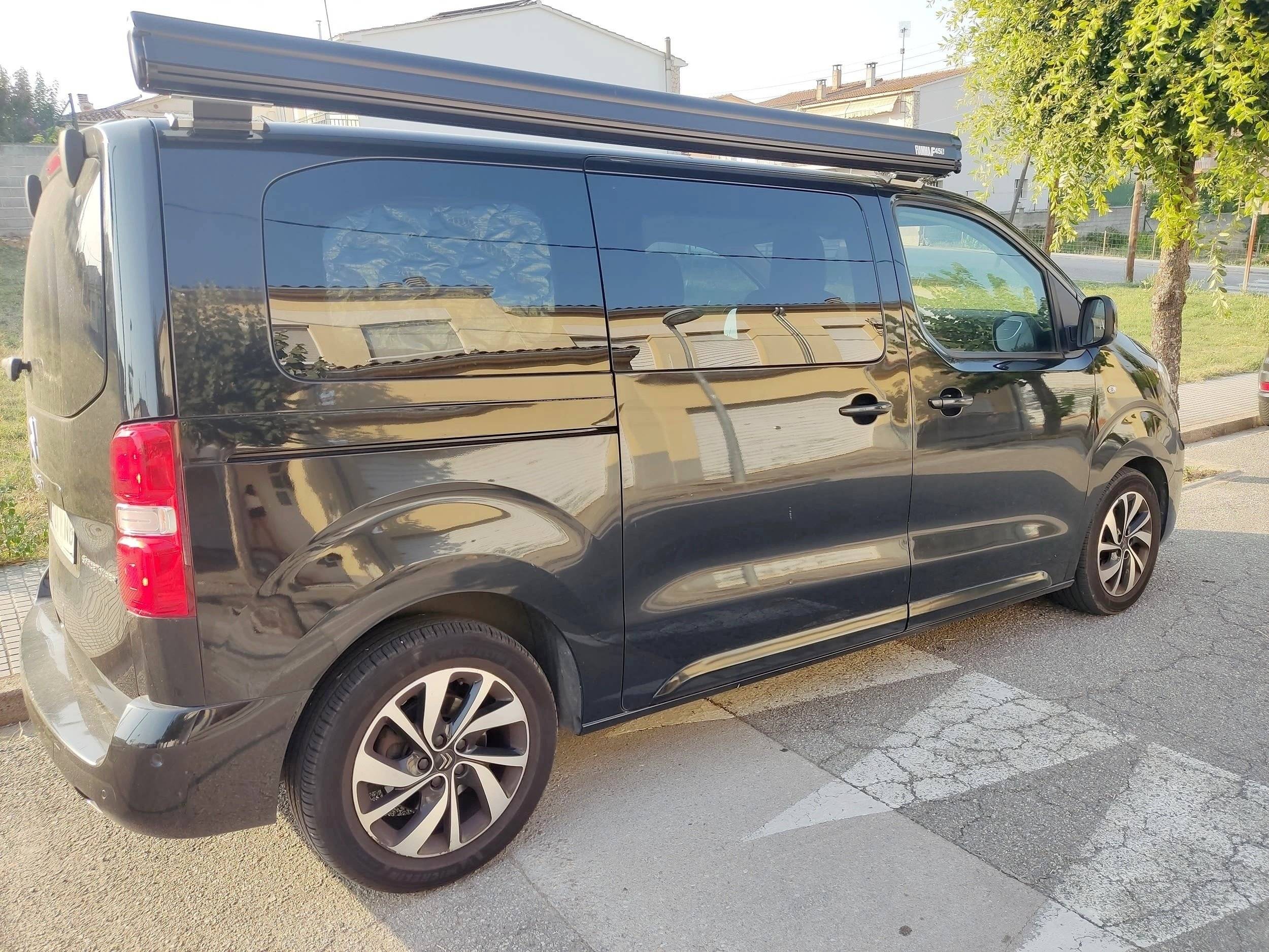 Front view from 3/4 Citroën Spacetourer - Yescapa