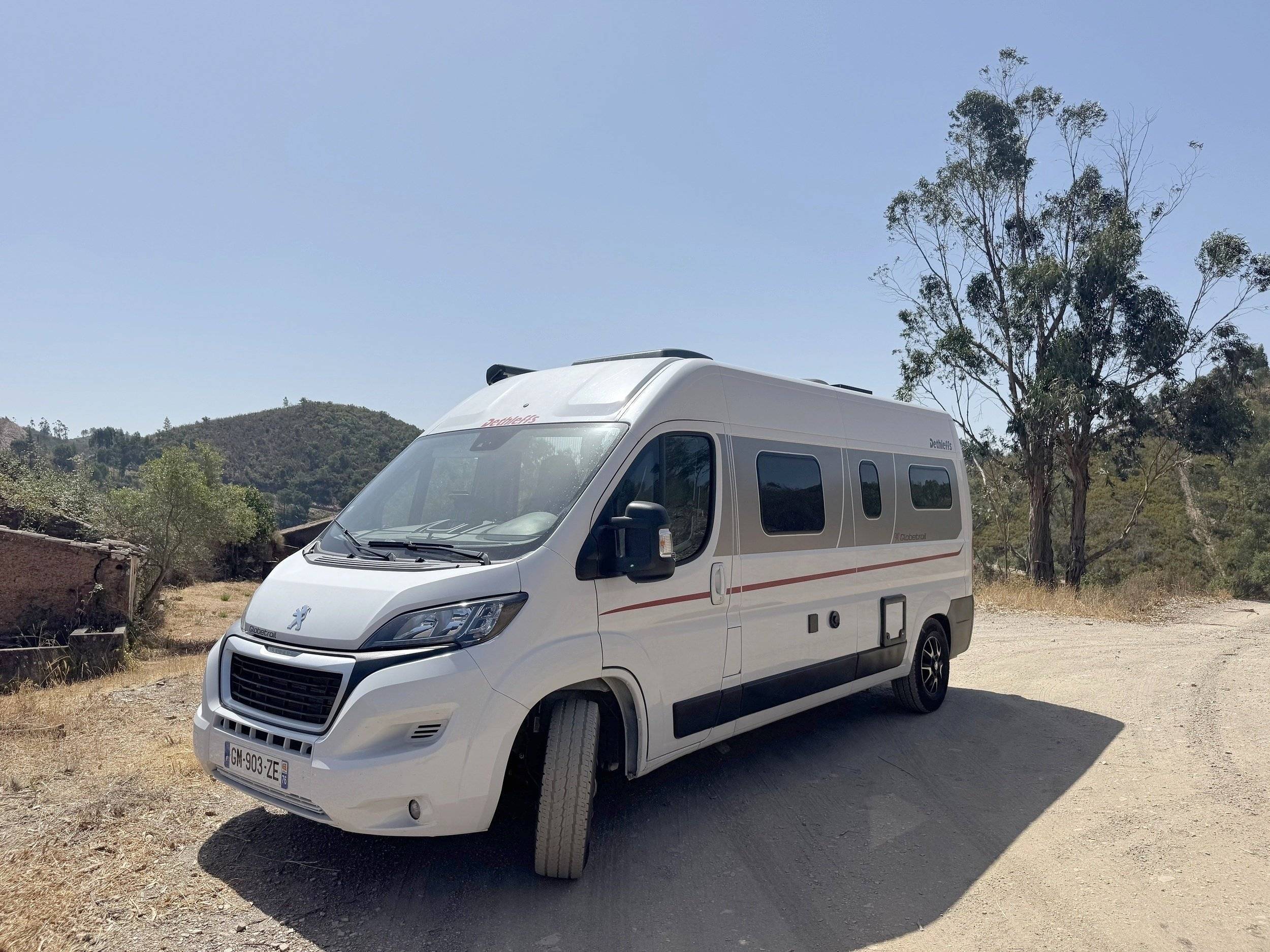 Vista frontale a ¾ Peugeot Boxer 2.2 BlueHdi 140 CH - Yescapa