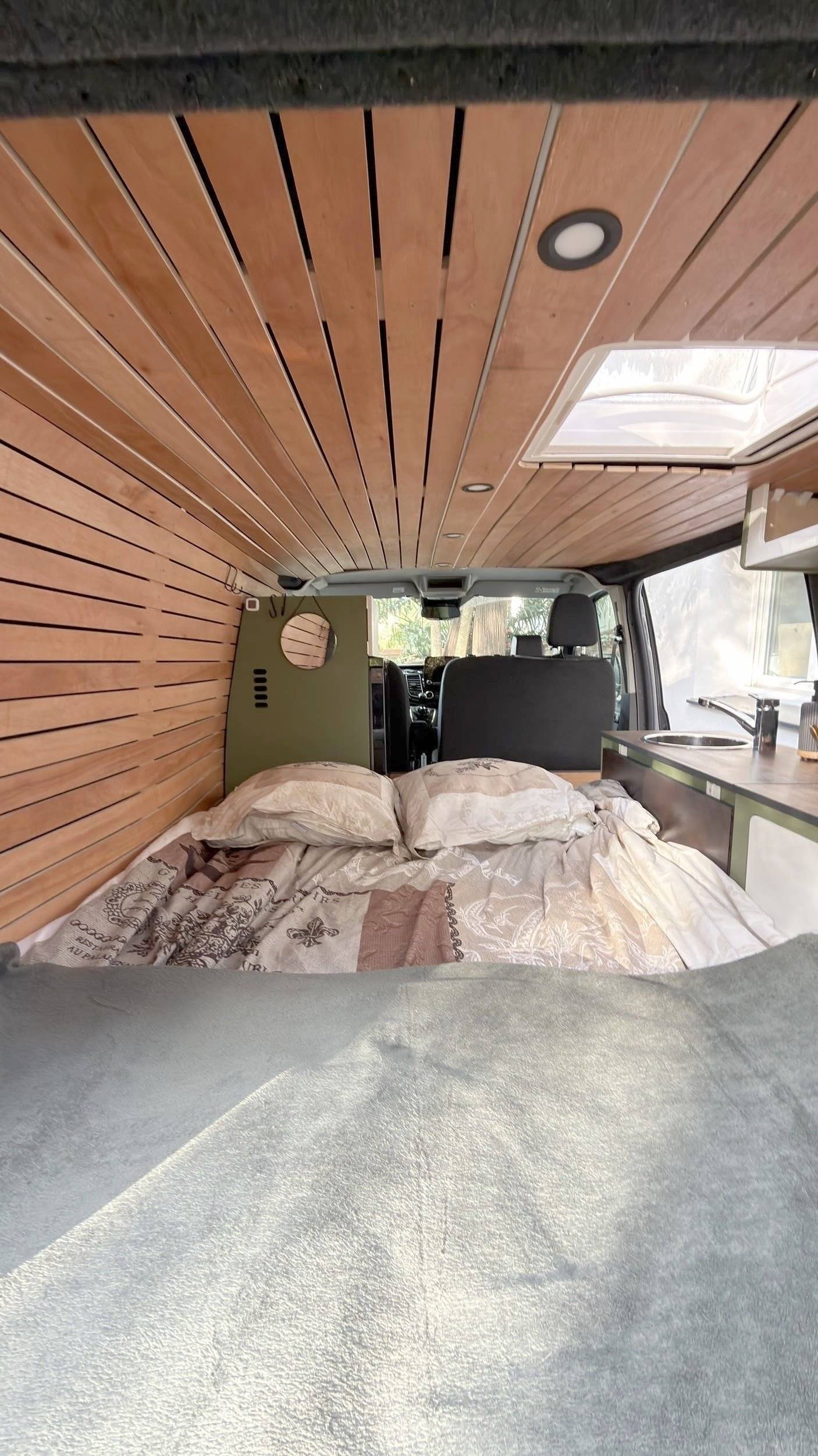 Couchages Ford Transit Custom 2,0 l 130 ch - Yescapa