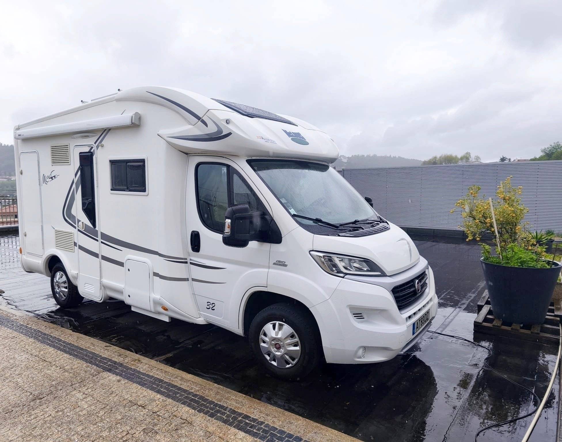 Vista de 3/4 Fiat 2,3 l 130 ch - Yescapa