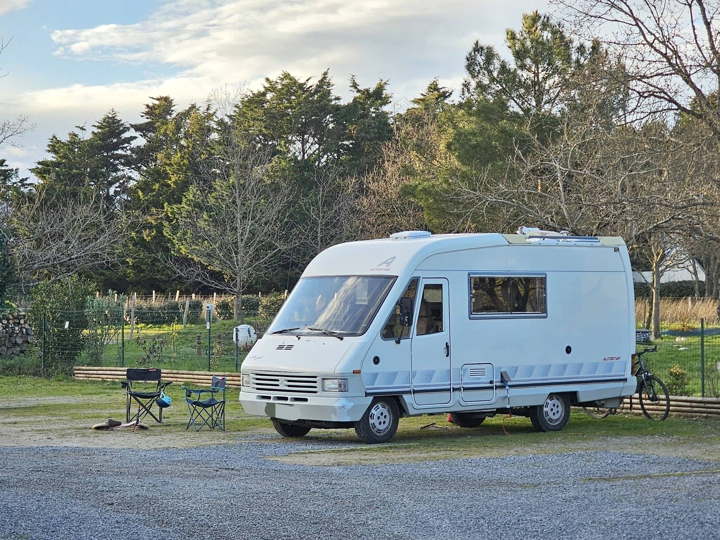 Vista del vehicle angle davanter Peugeot j 5 - Yescapa