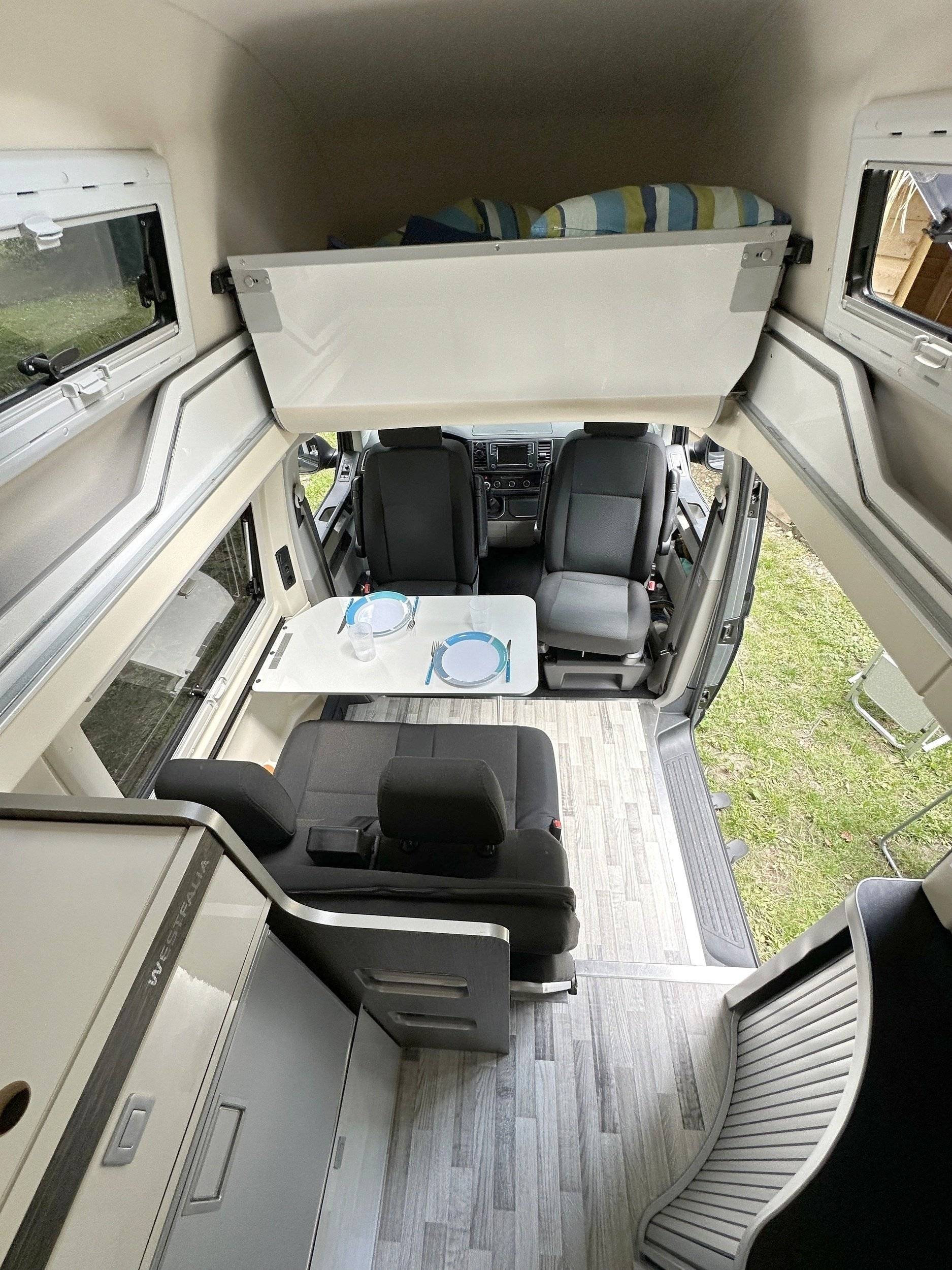Dining Area Volkswagen Transporter T6 - Yescapa