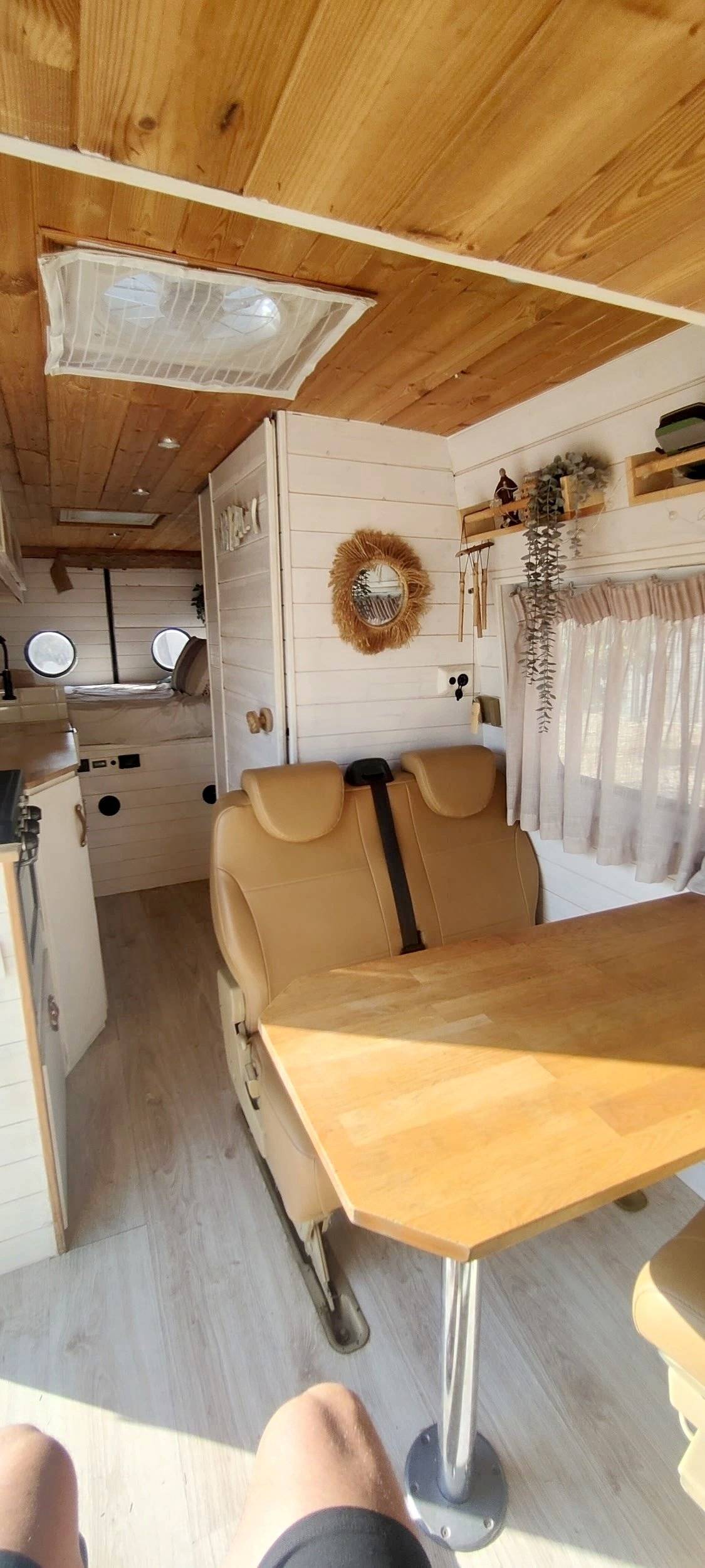 Dining Area Mercedes Sprinter 2,2 l 115 ch - Yescapa