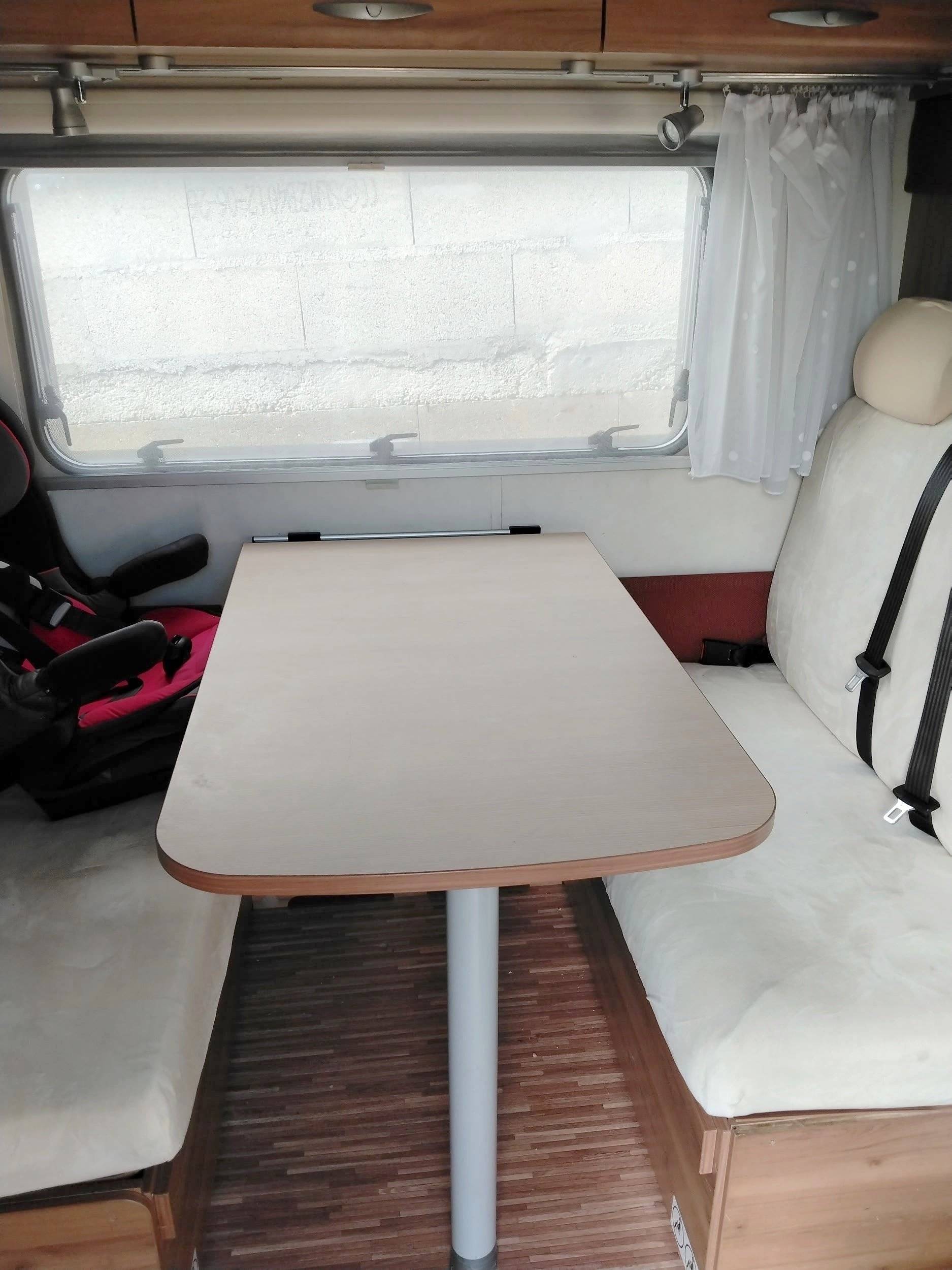 Dining area Ford Transit 2,0 l 130 ch - Yescapa