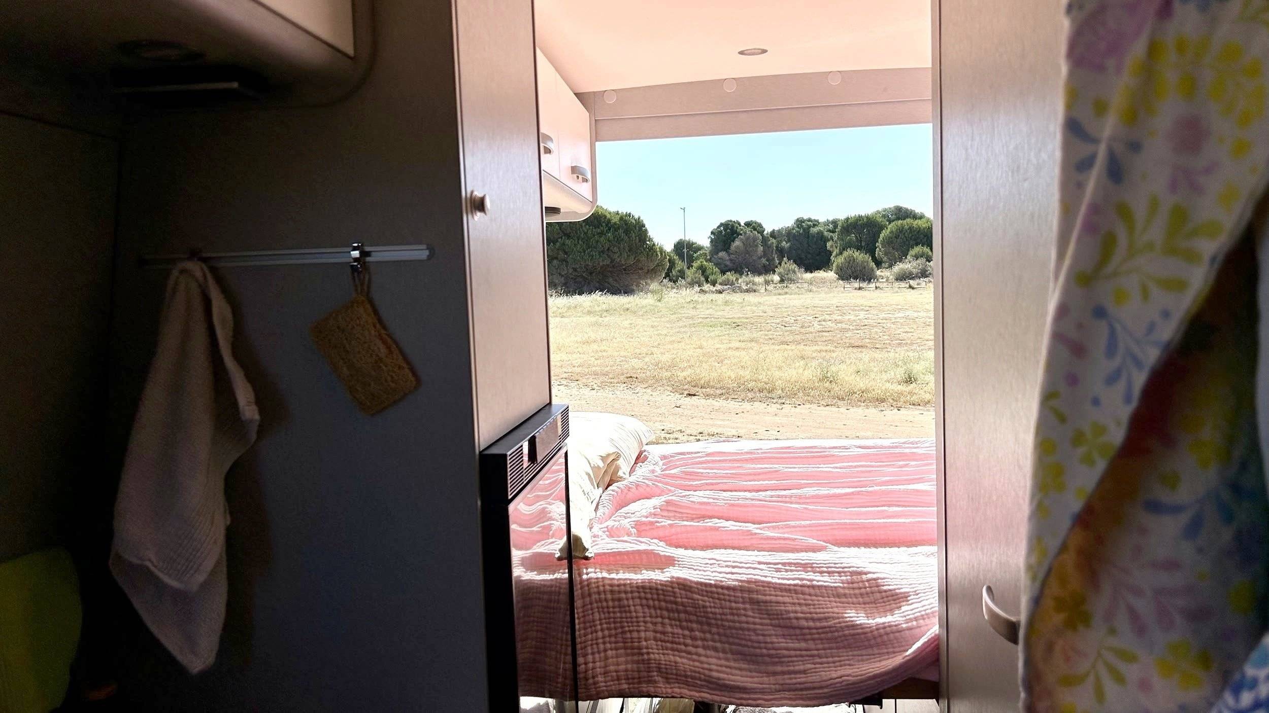 Plazas en cama Mercedes Sprinter 317 - Yescapa