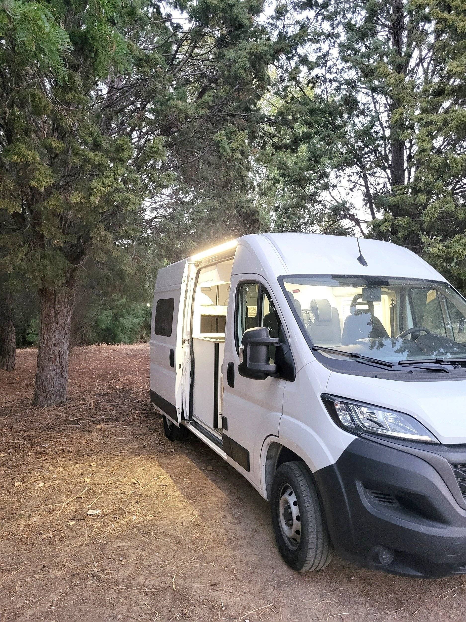 schräge Vorderansicht Fiat FIAT DUCATO - Yescapa
