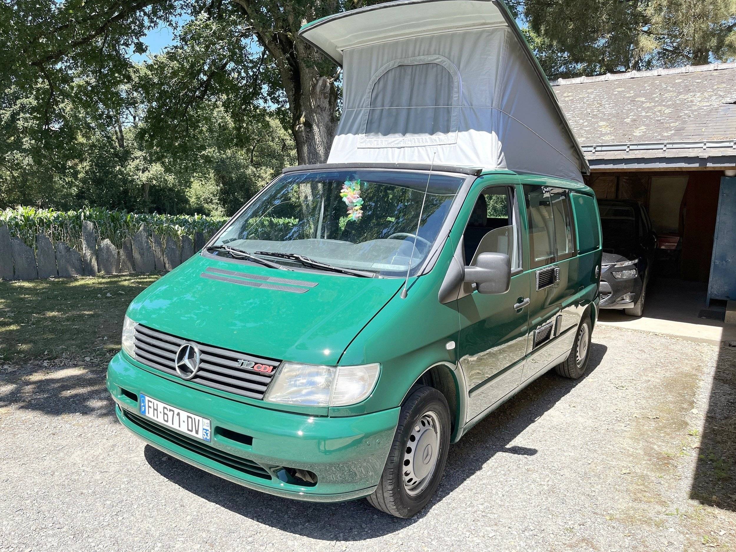 Vue avant de 3/4 Mercedes Vito 112 cdi 122 cv - Yescapa