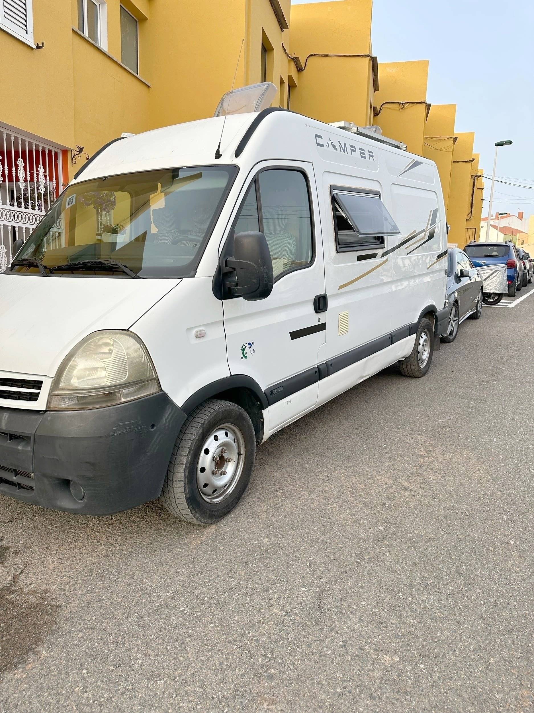 Vista frontale a ¾ Nissan Interstar - Yescapa