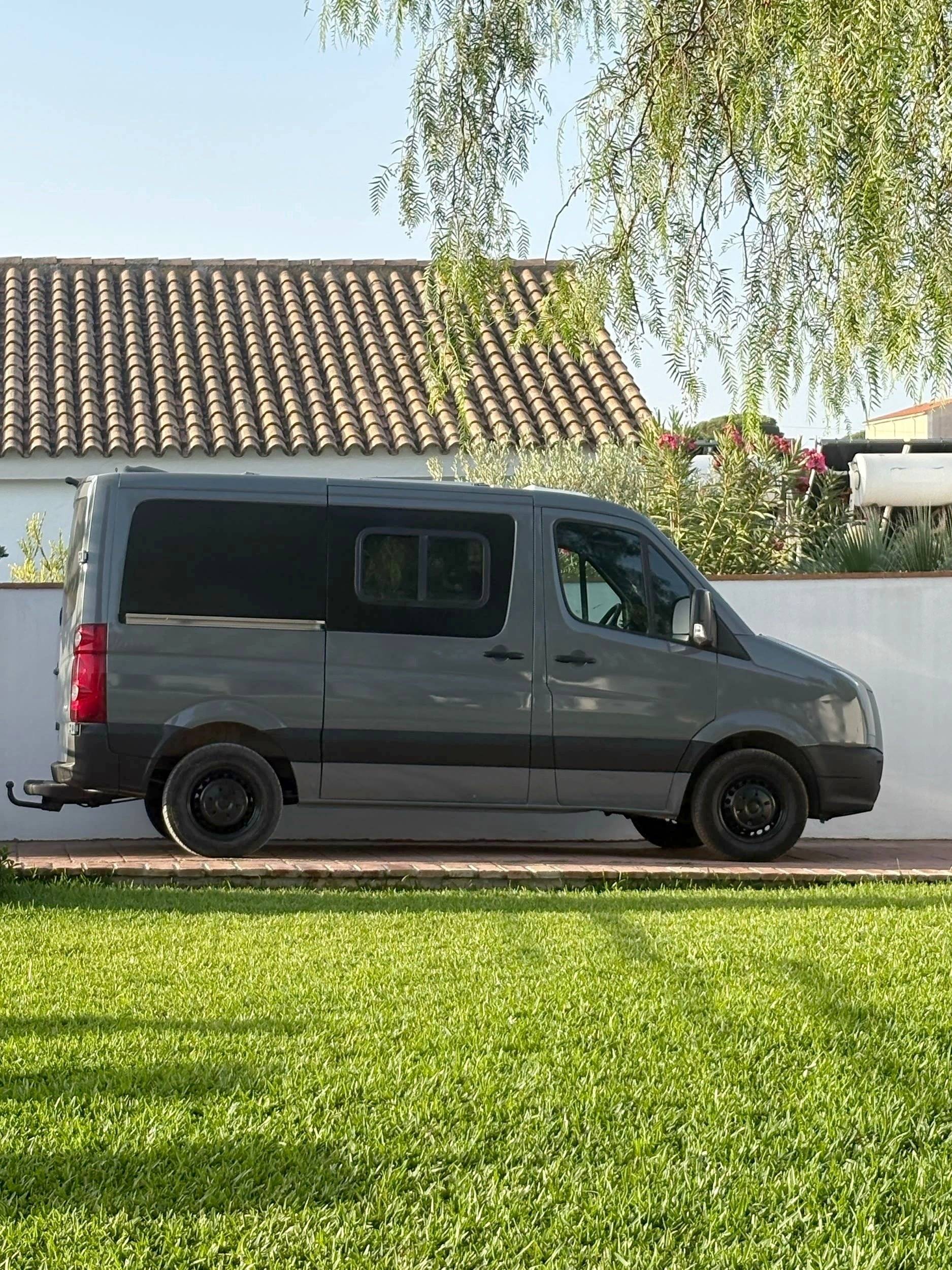 Vue avant de 3/4 Volkswagen Crafter 2,5 l 109 ch - Yescapa