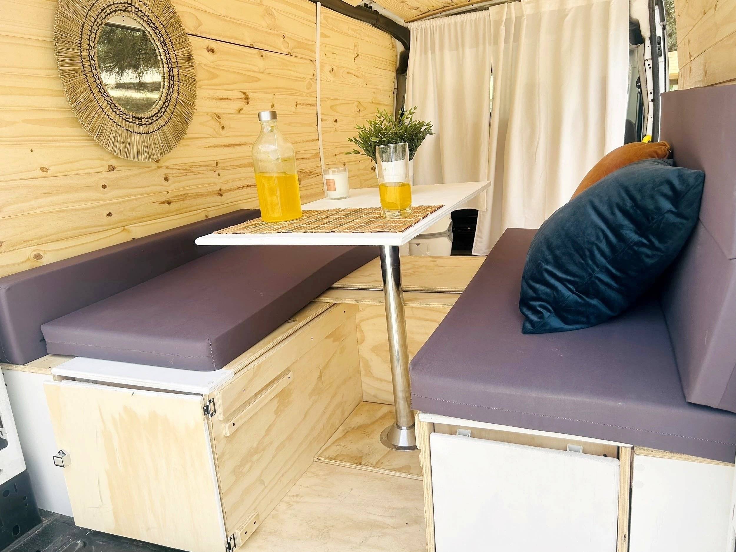 Eethoek Ford Transit 2,2 l 125 ch - Yescapa