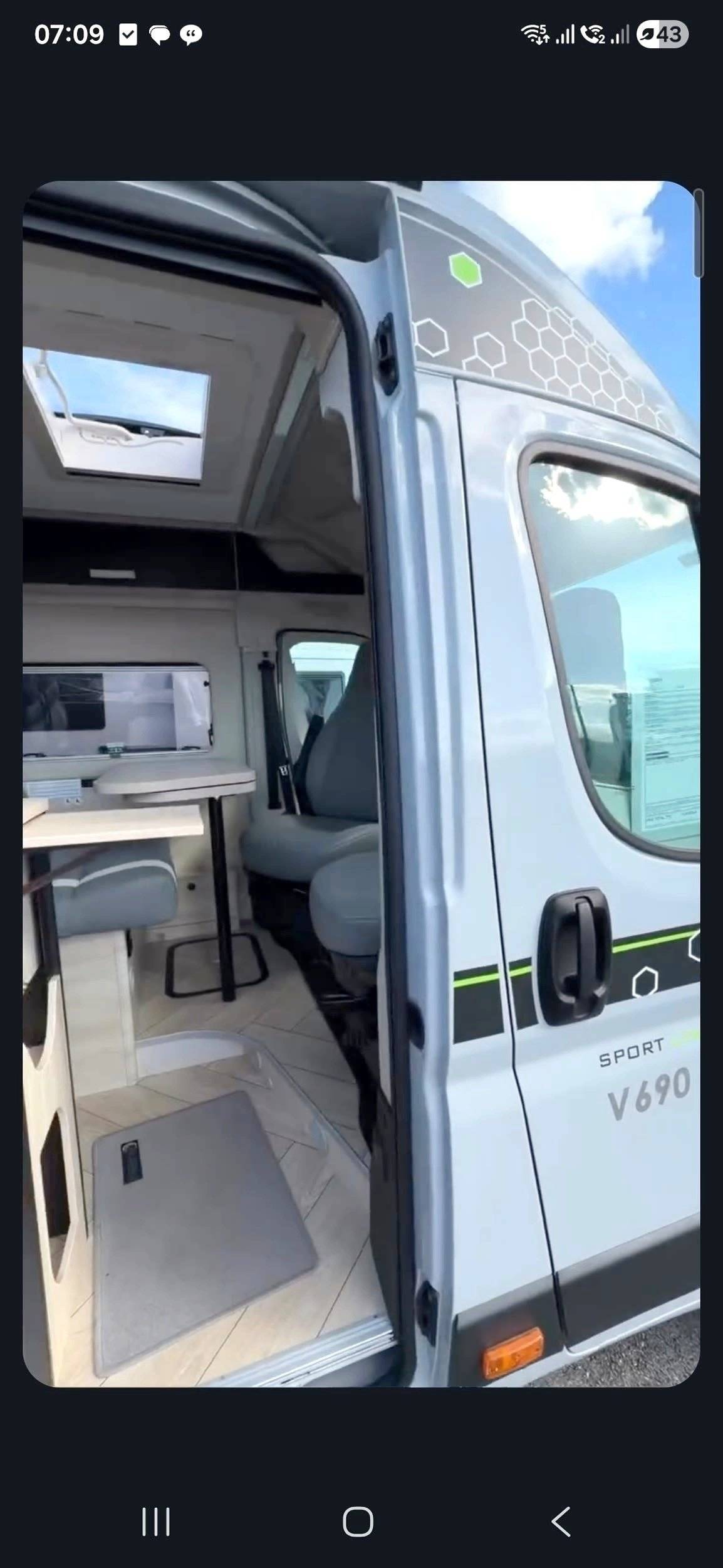 schräge Vorderansicht Fiat 2.2 L  140CV - Yescapa
