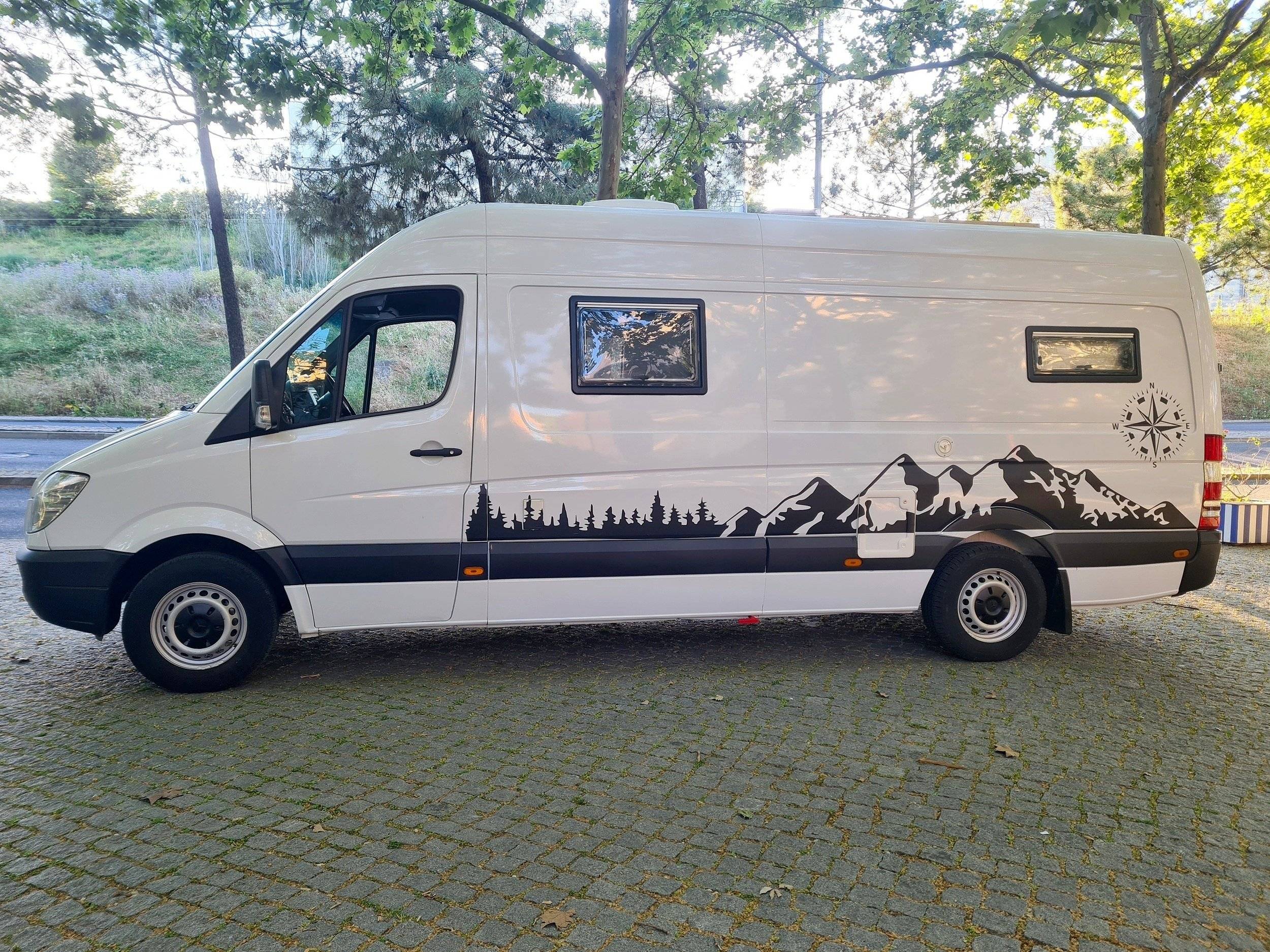 Vista frontale a ¾ Mercedes Sprinter 2,3 l CDI 150 ch. - Yescapa