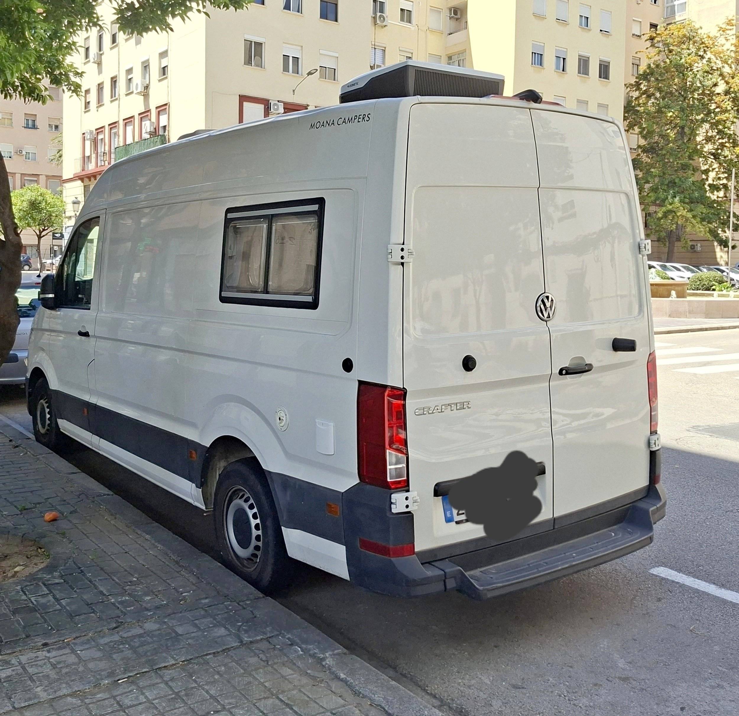 Front view from 3/4 Volkswagen Crafter 2,5 l 109 ch - Yescapa