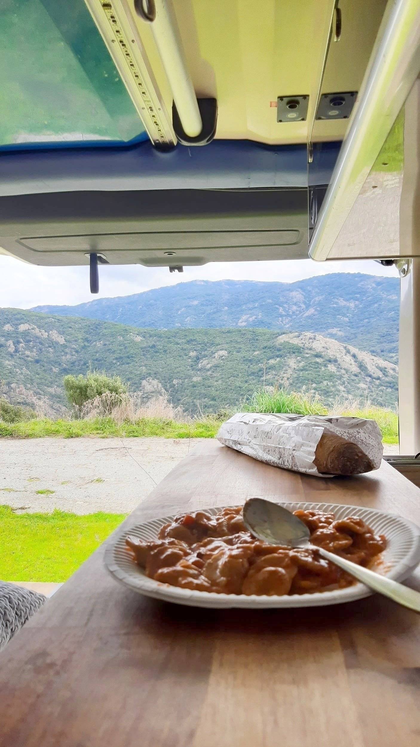 Schlafplätze Renault Trafic Court 1,6 l DCI 120 ch - Yescapa