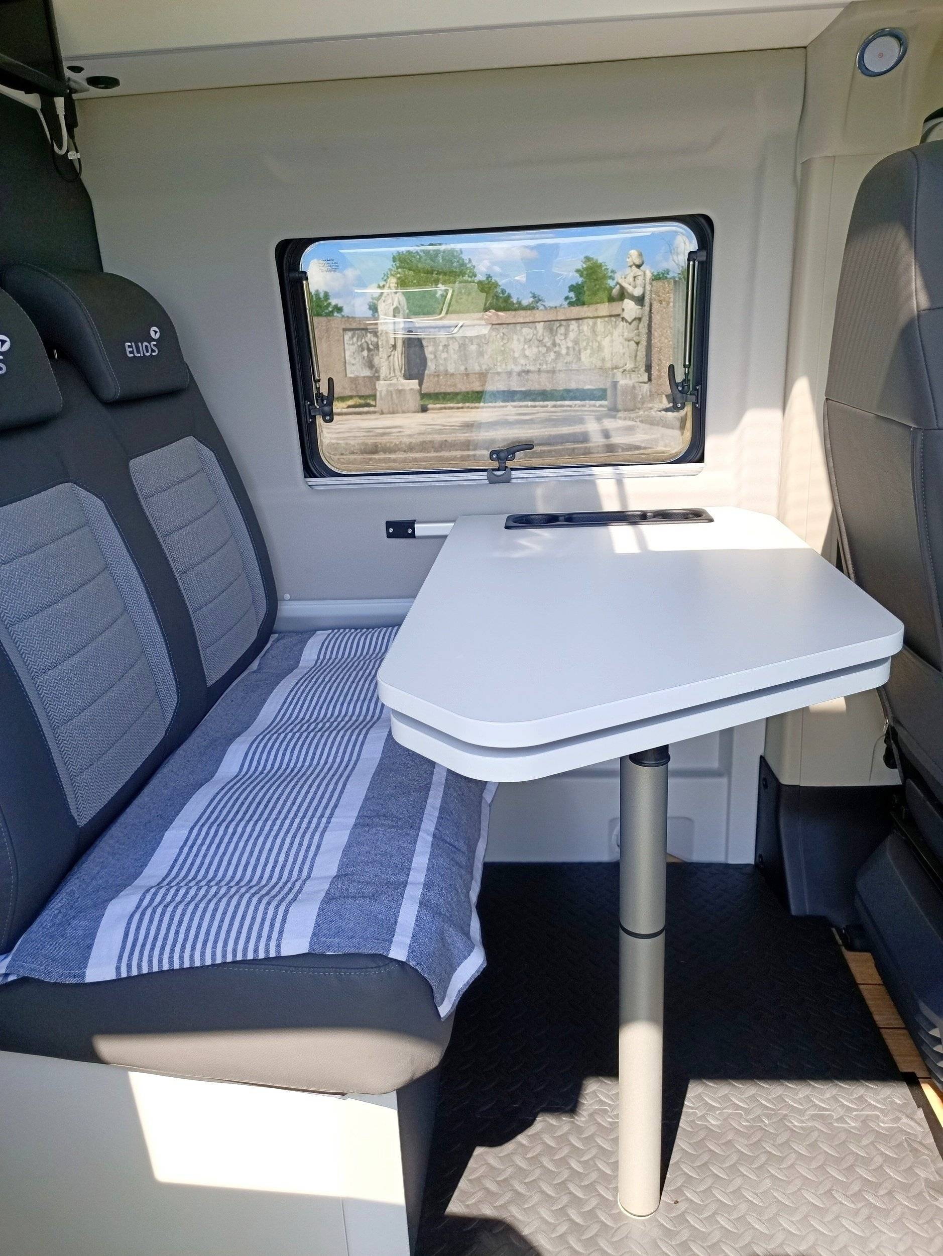 Dining Area Citroën Jumper 2,2 l 140 ch - Yescapa