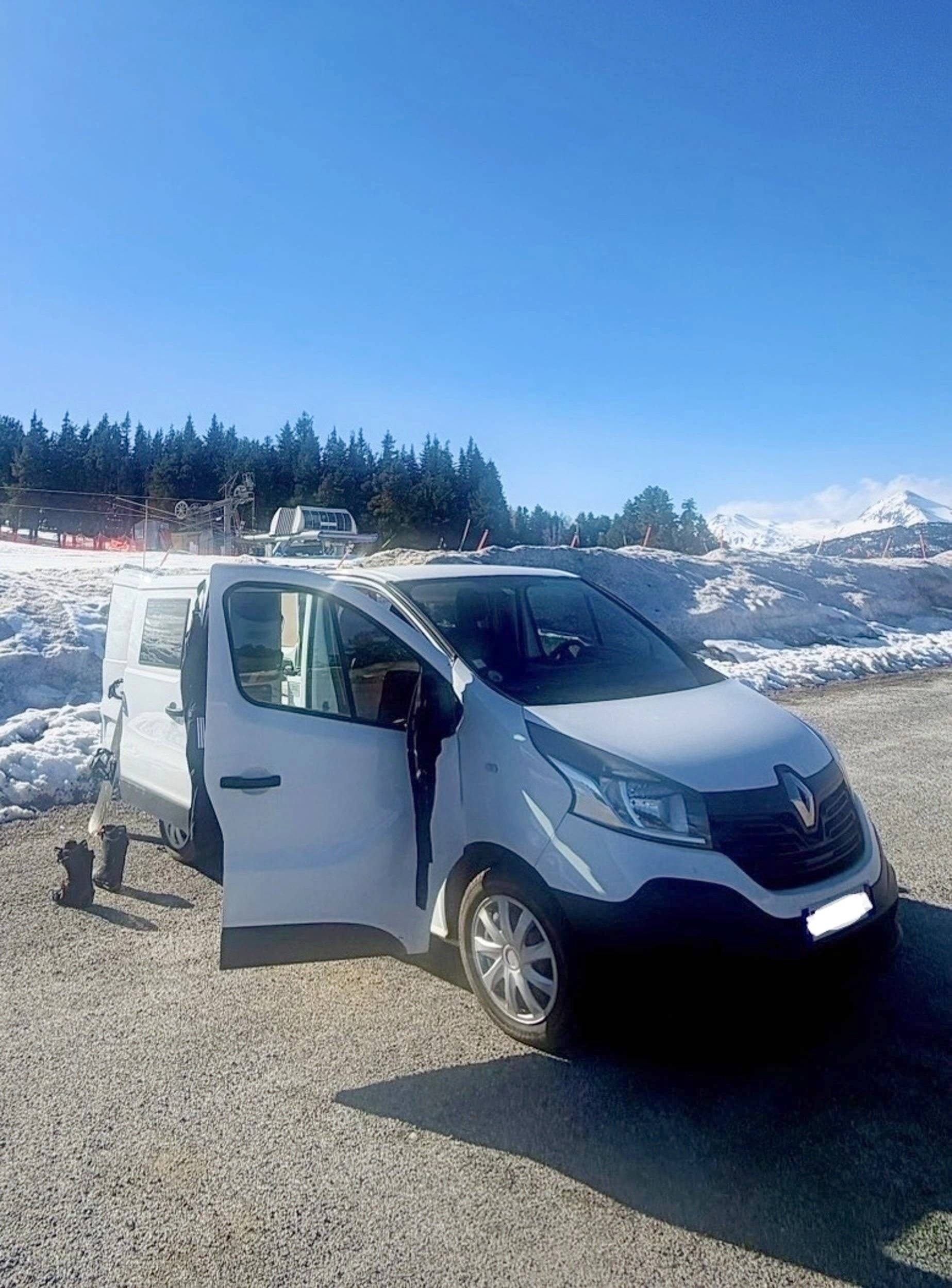 Vista frontale a ¾ Renault - Yescapa