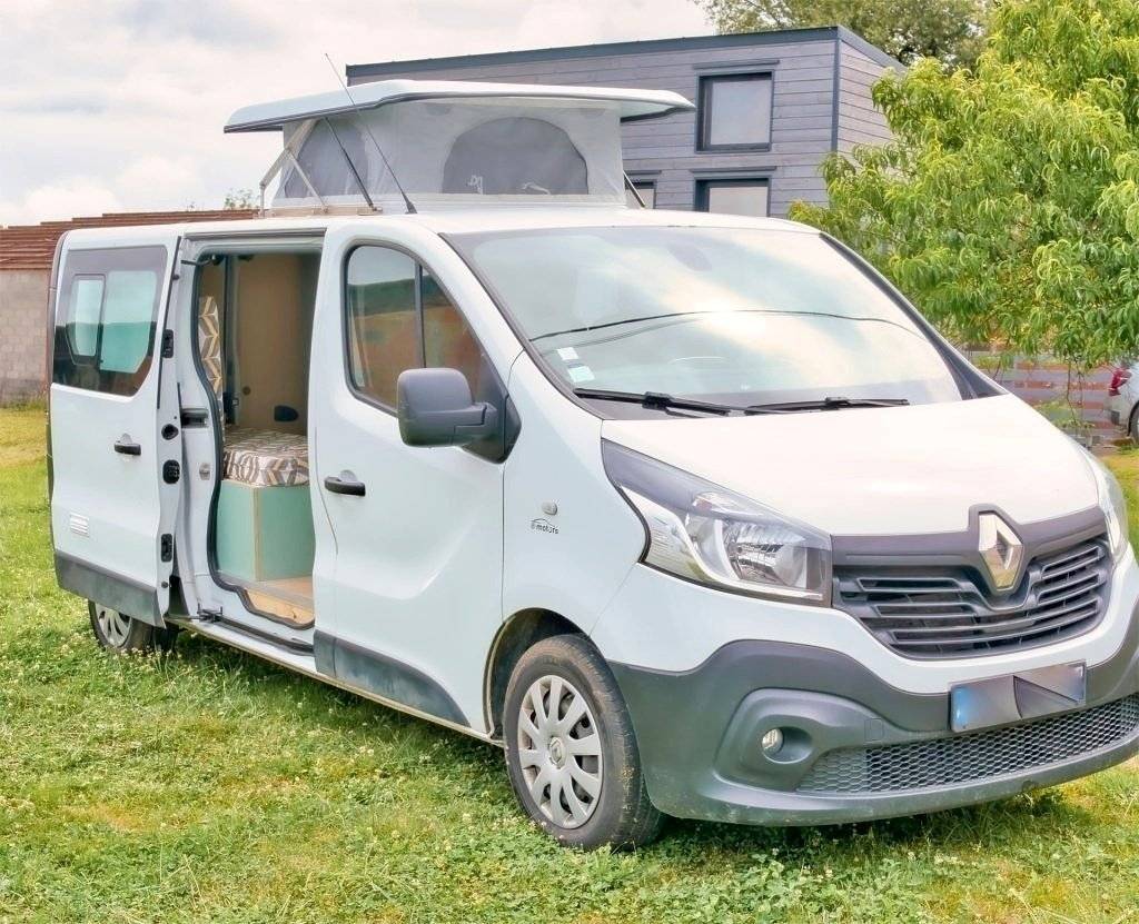 Vista de 3/4 Renault Trafic 1,6 l 120 ch - Yescapa