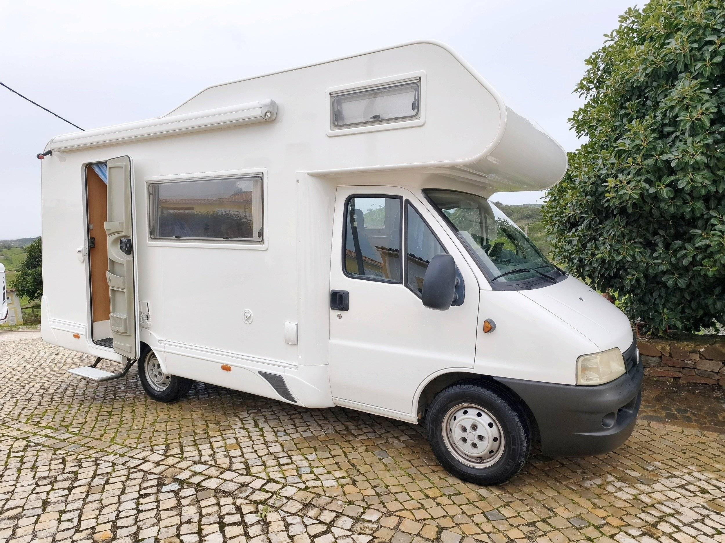 Vista del vehicle angle davanter Fiat - Yescapa