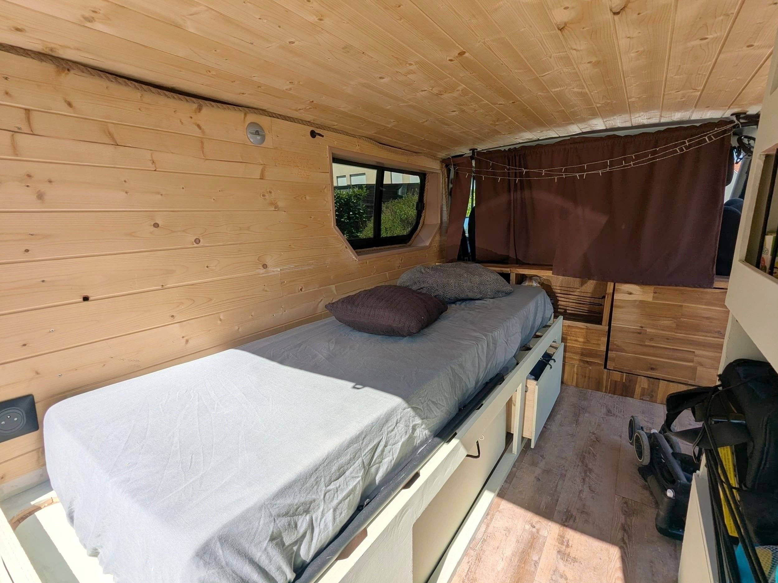 Plazas en cama Renault Trafic - Yescapa