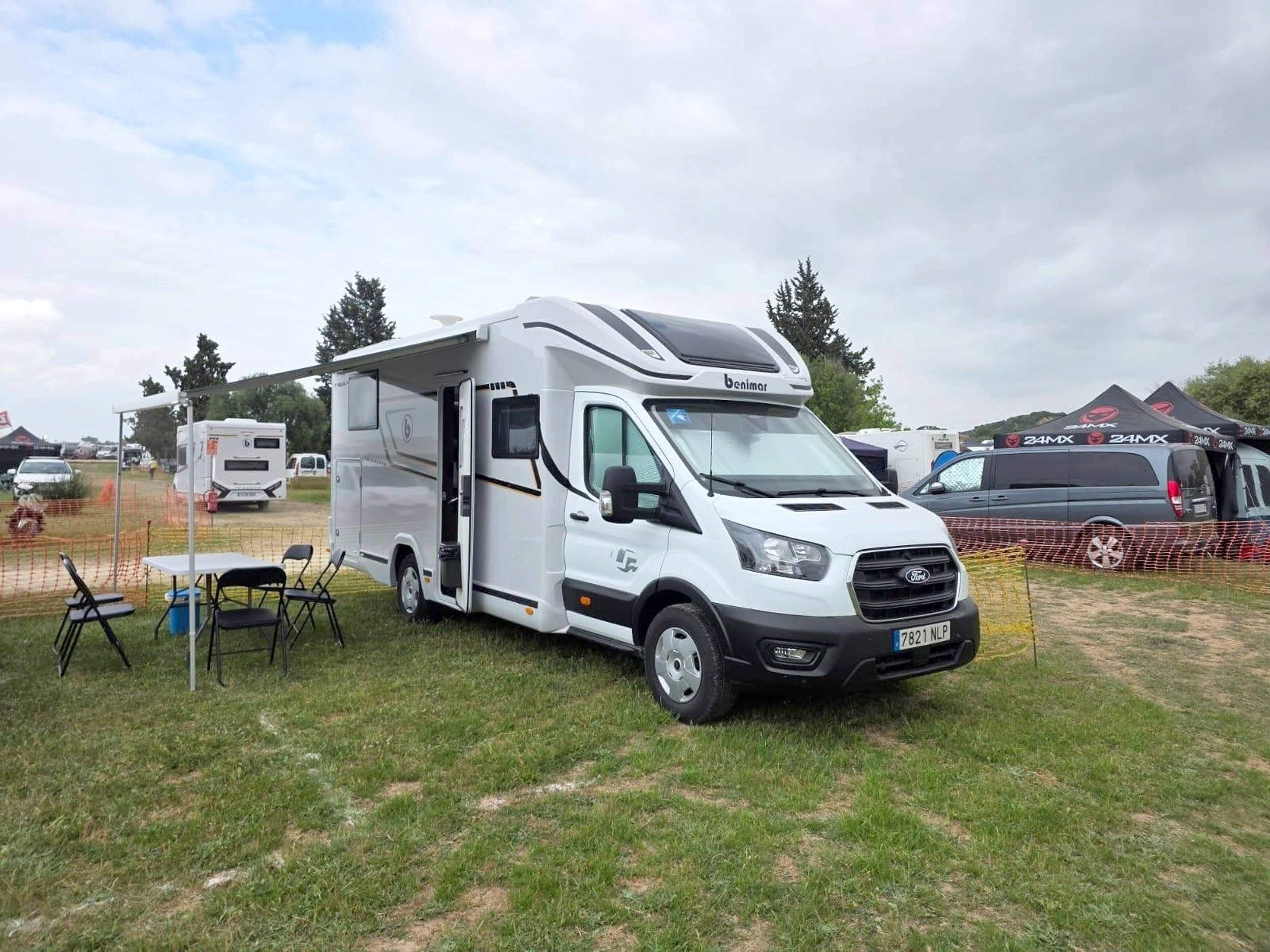 schräge Vorderansicht Ford Transit 2,0 l 170 ch - Yescapa