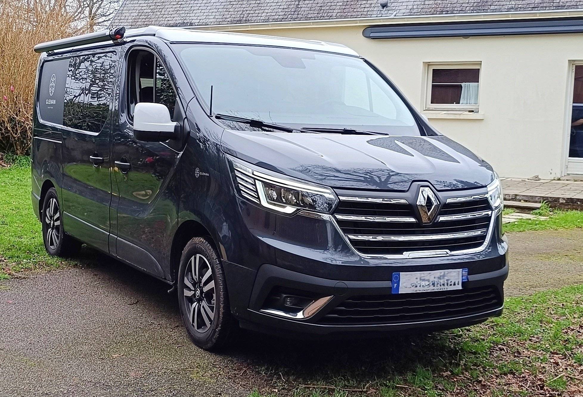 schräge Vorderansicht Renault Trafic 2,0 l dCi 130 cv - Yescapa