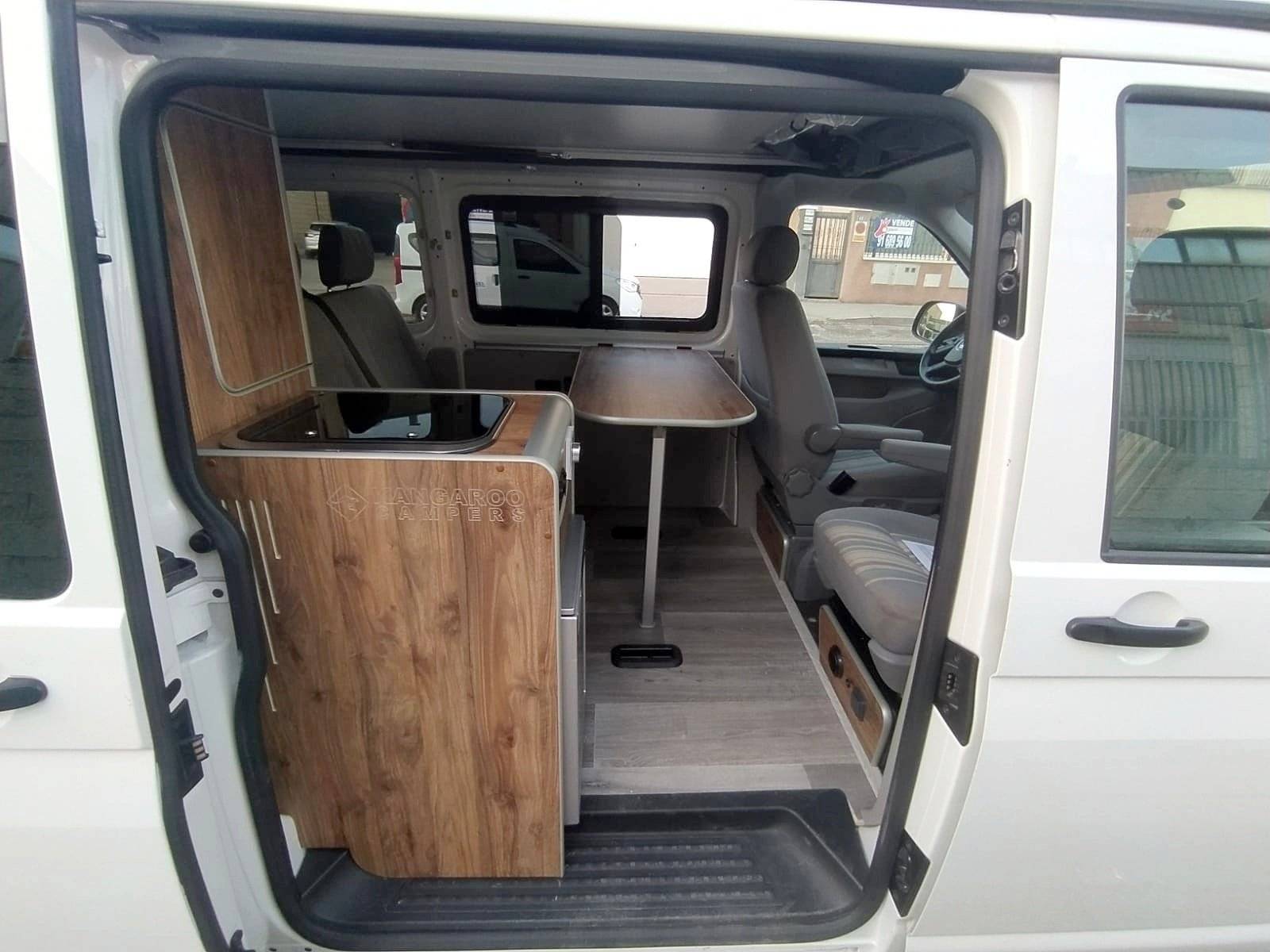 Volkswagen Transporter T6 (Roja)