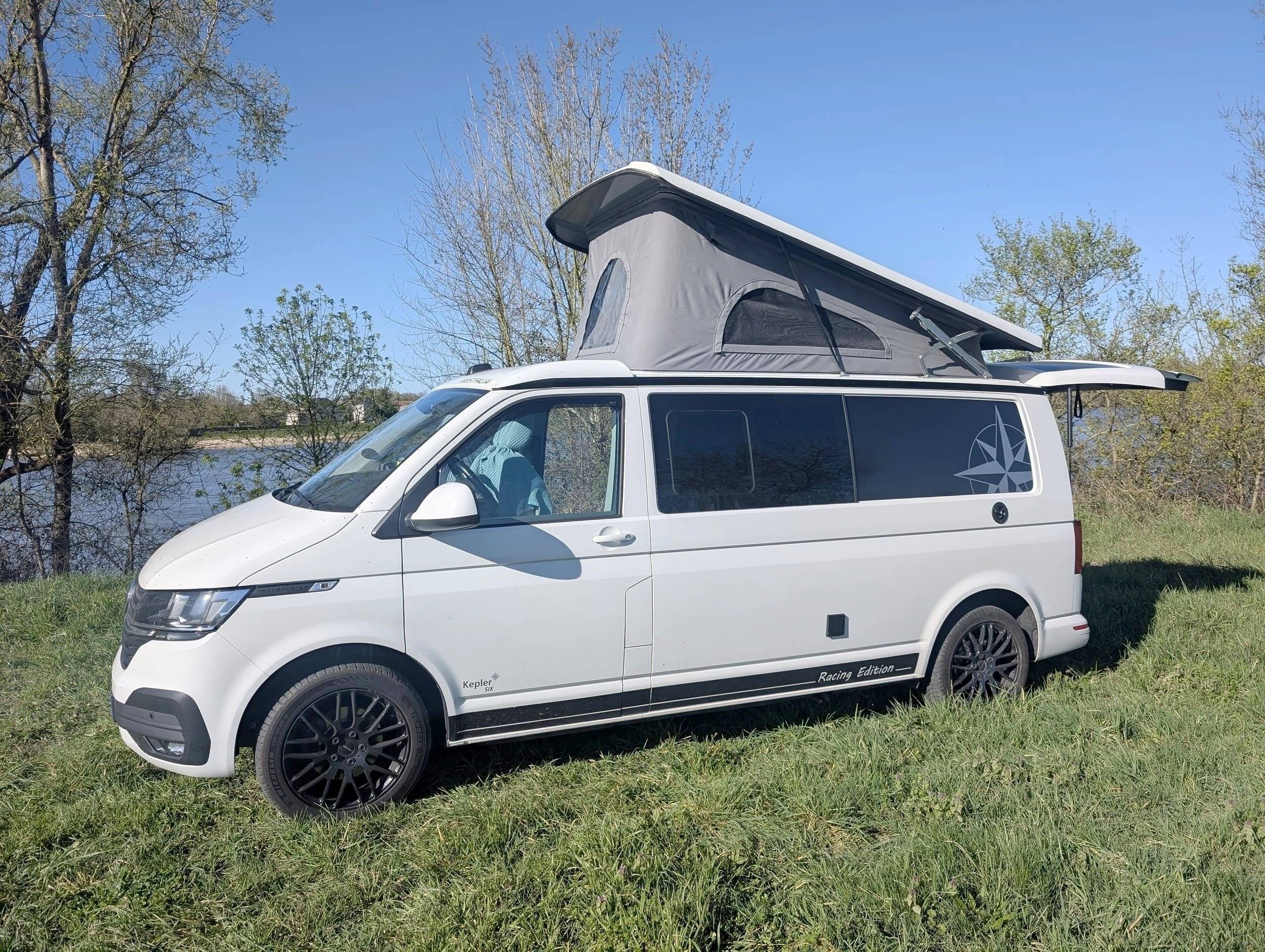 Vista frontale a ¾ Volkswagen Transporteur T6 L1H1 2 l 150 ch - Yescapa