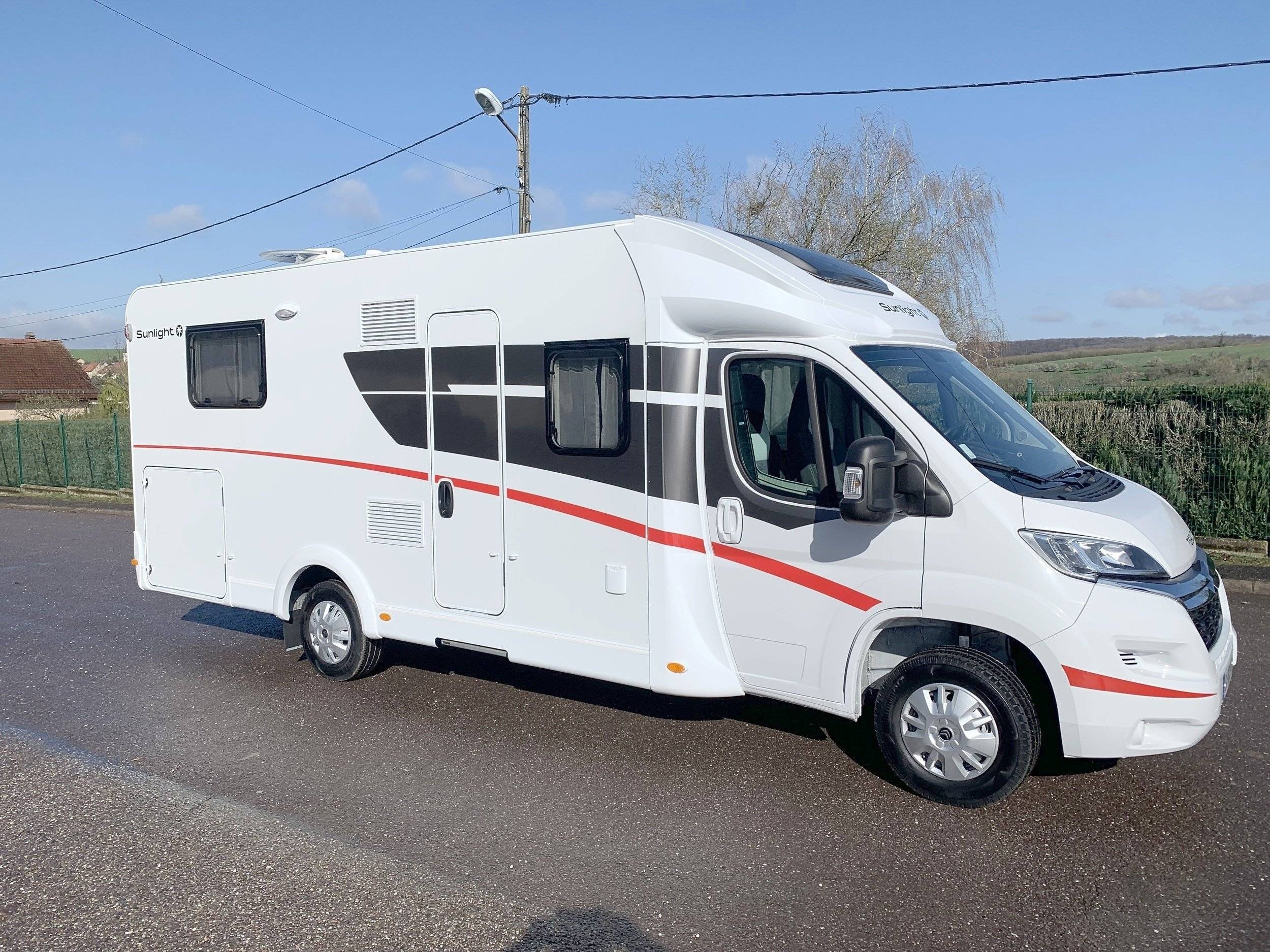 Vista del vehículo ángulo delantero Citroën Jumper BlueHDI 130 - Yescapa