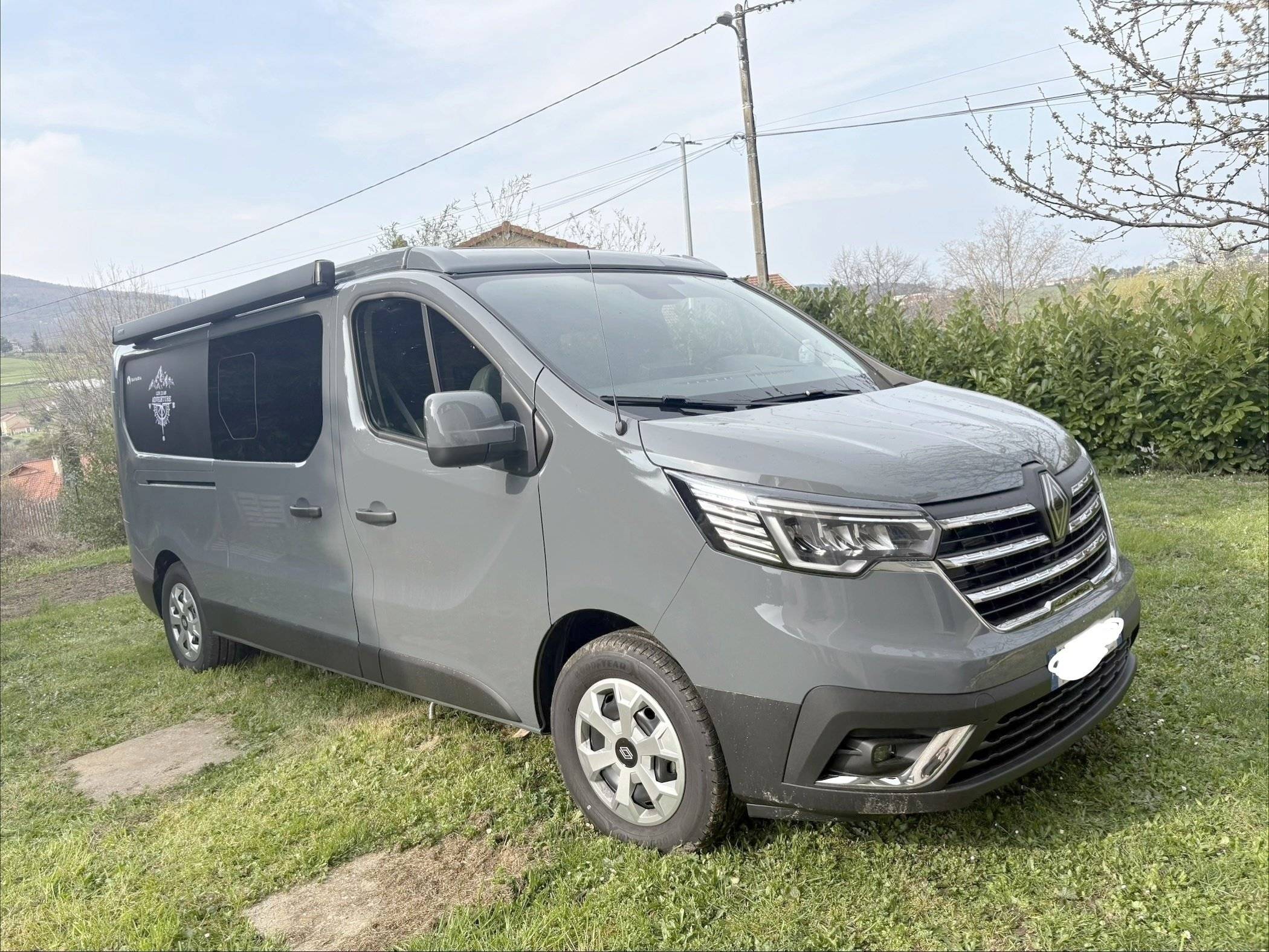 Vista frontale a ¾ Renault - Yescapa