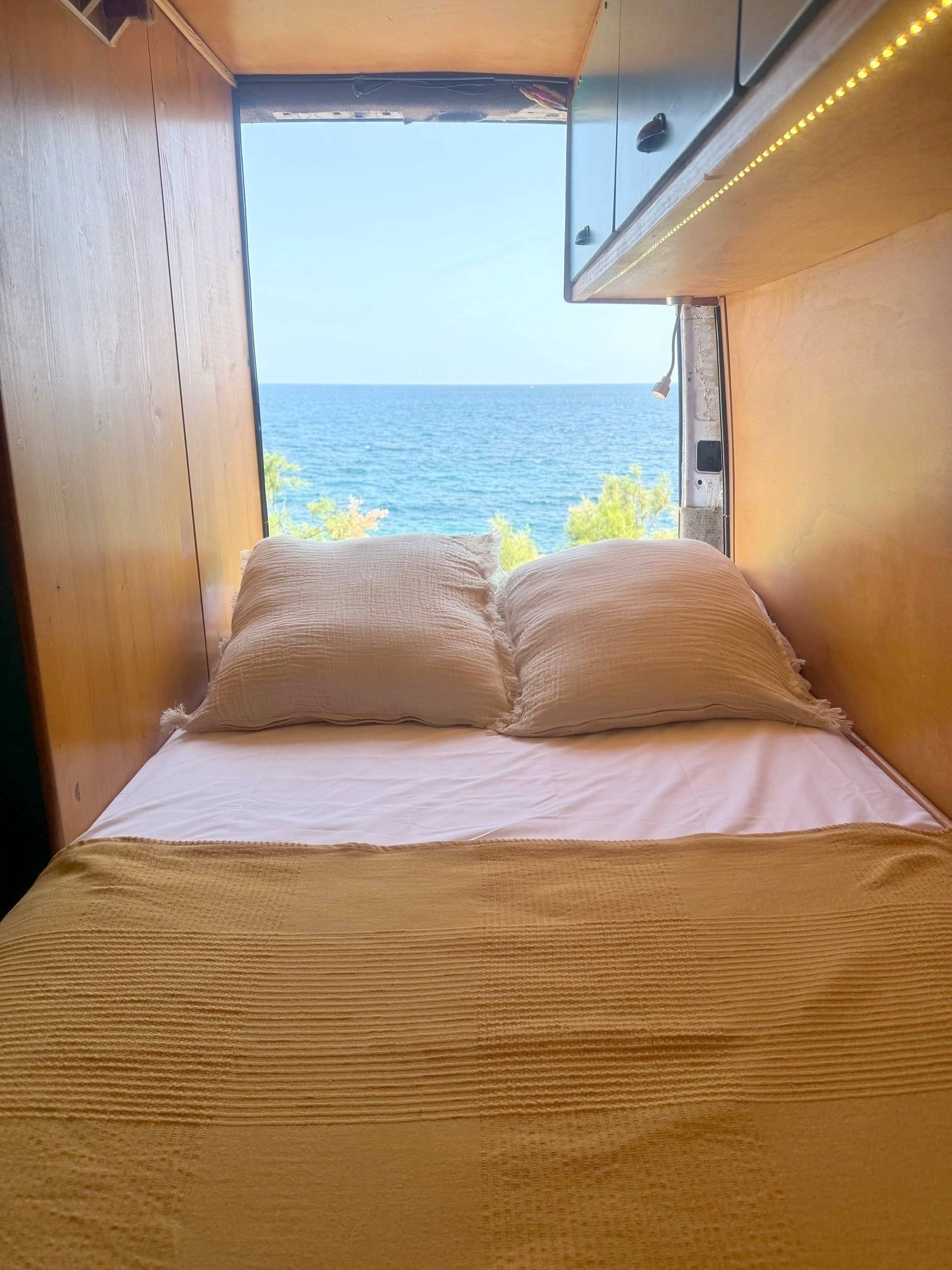 Plazas en cama Mercedes Sprinter - Yescapa