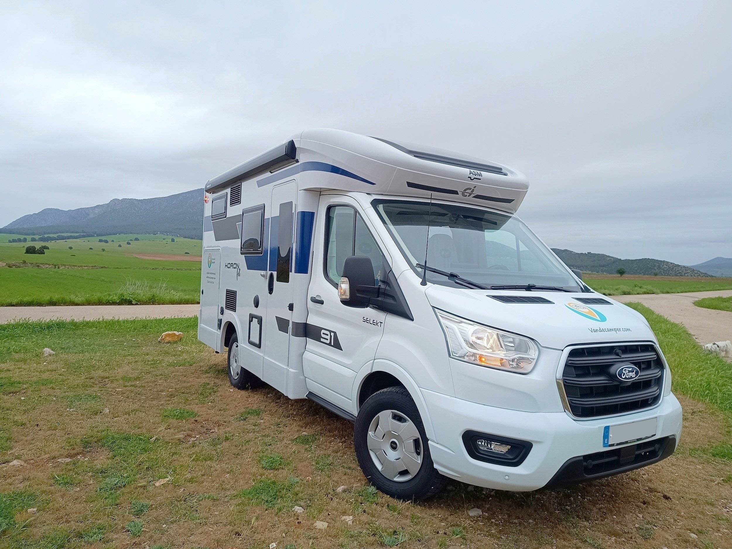 Vista del vehículo ángulo delantero Ford TRANSIT 165cv AUTOMATICA - Yescapa