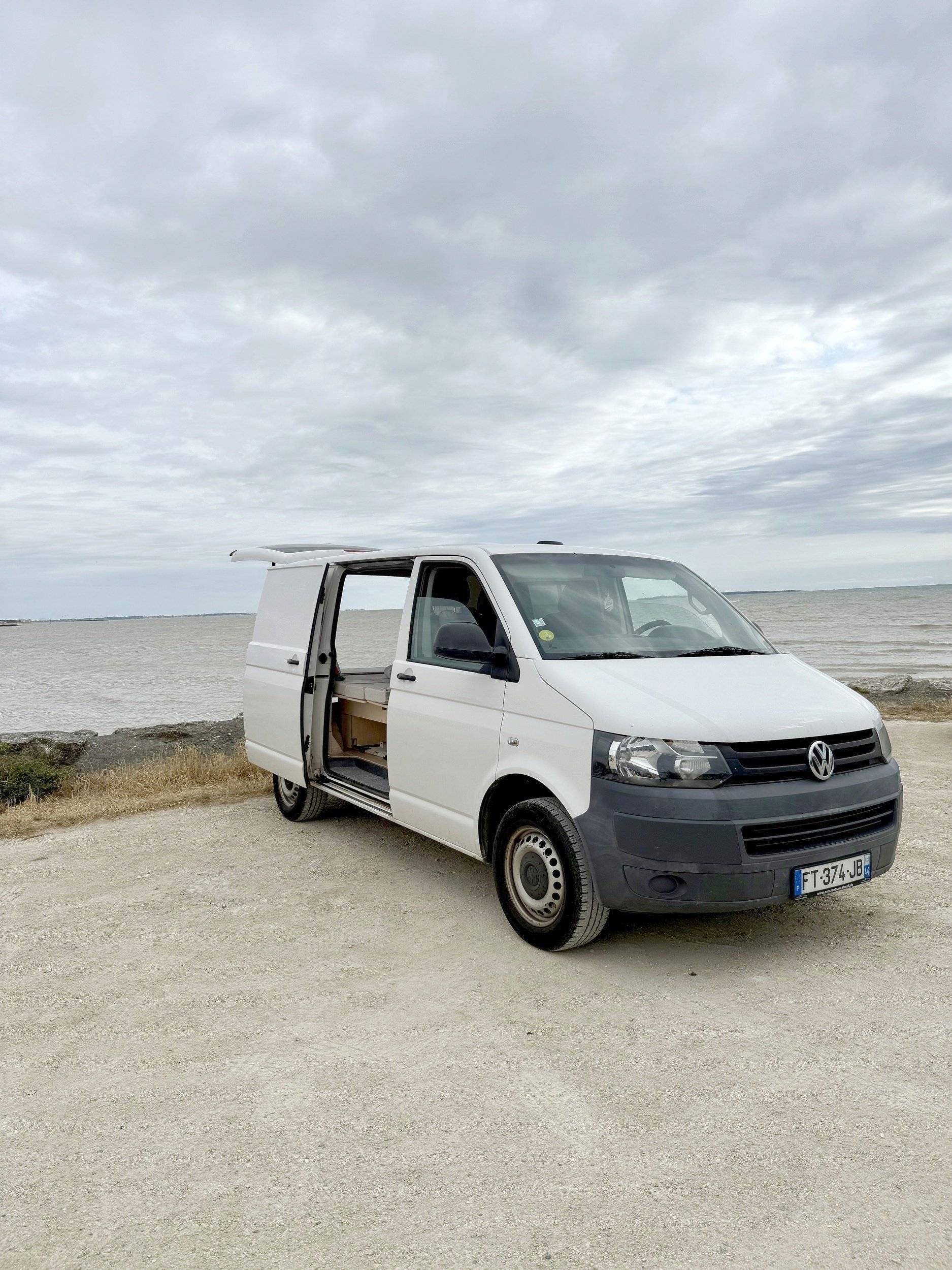 Front view from 3/4 Volkswagen T5 2,0 l 102 ch - Yescapa