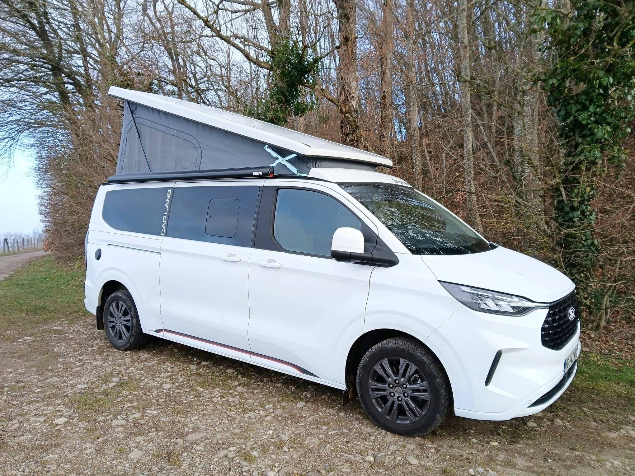 schräge Vorderansicht Ford - Yescapa