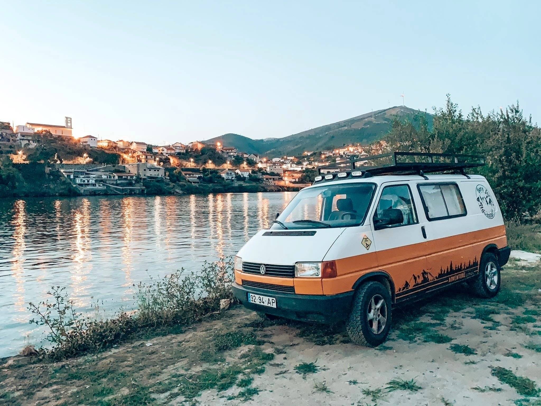 Vista frontale a ¾ Volkswagen Volkswagen Transporter - Yescapa