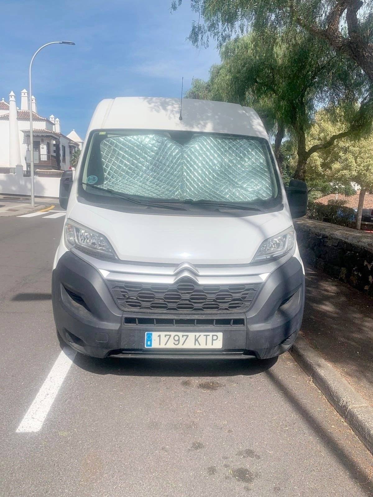 Vista del vehículo ángulo delantero Citroën Jumper BlueHDI 130 - Yescapa