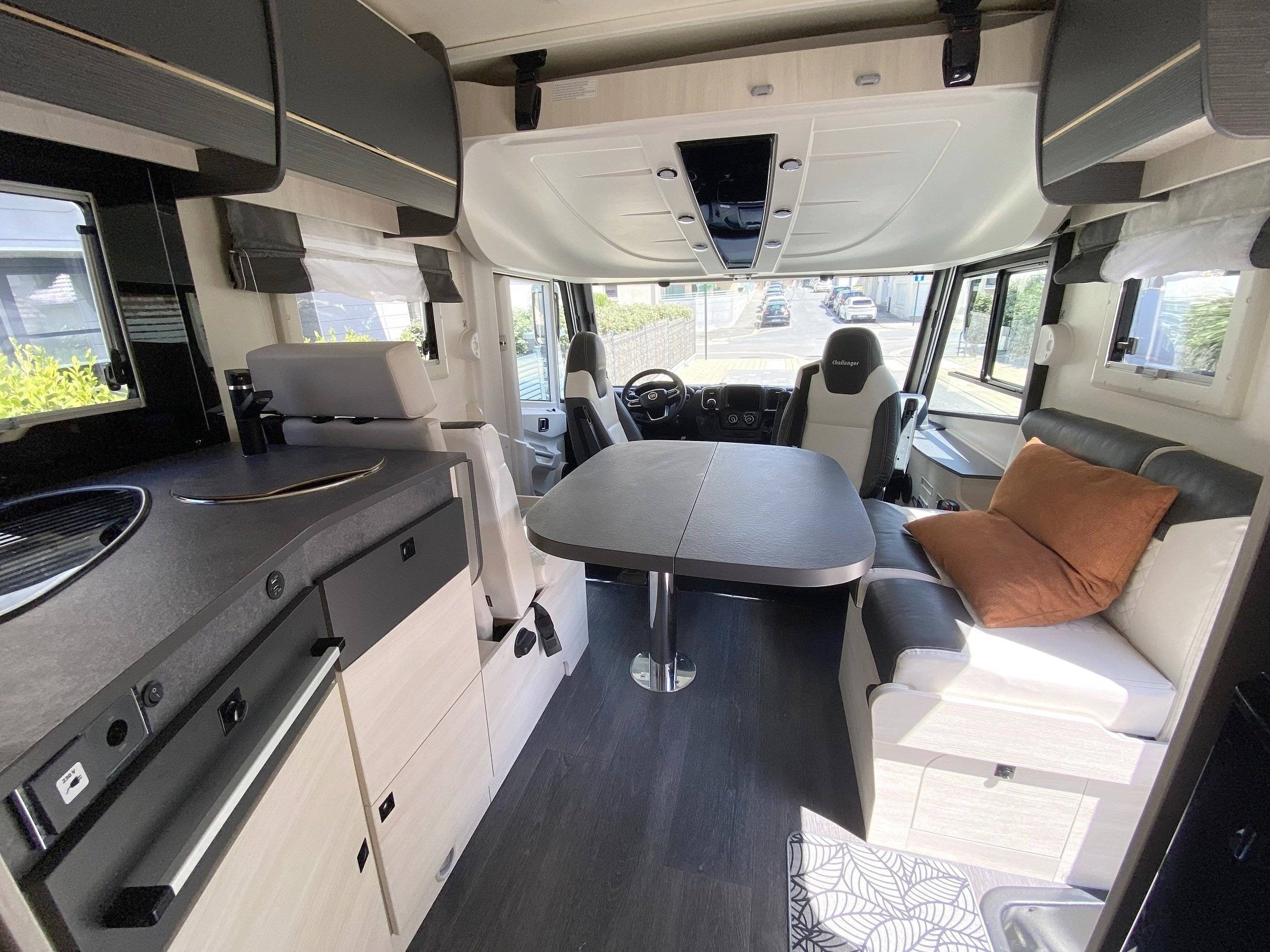 Challenger 35 light 2,4 l 140 ch.