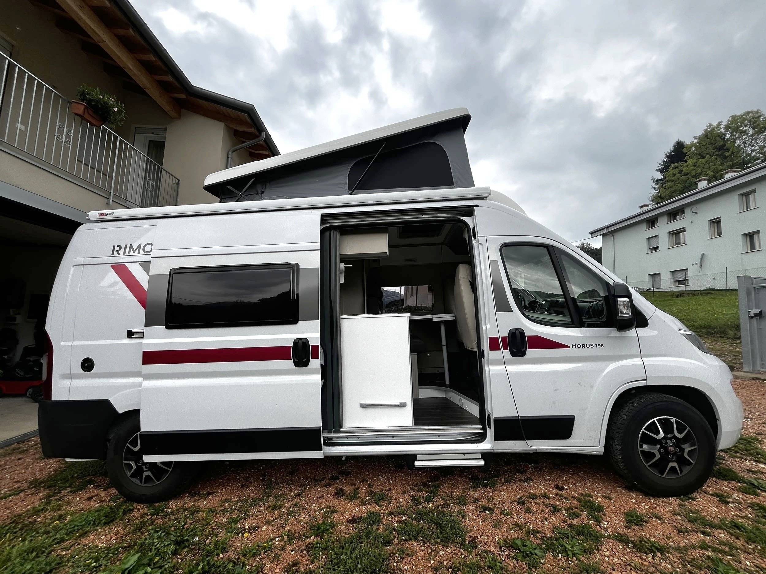Vue avant de 3/4 Fiat Ducato 2,3 l Mjet 140 Euro 6D - Yescapa