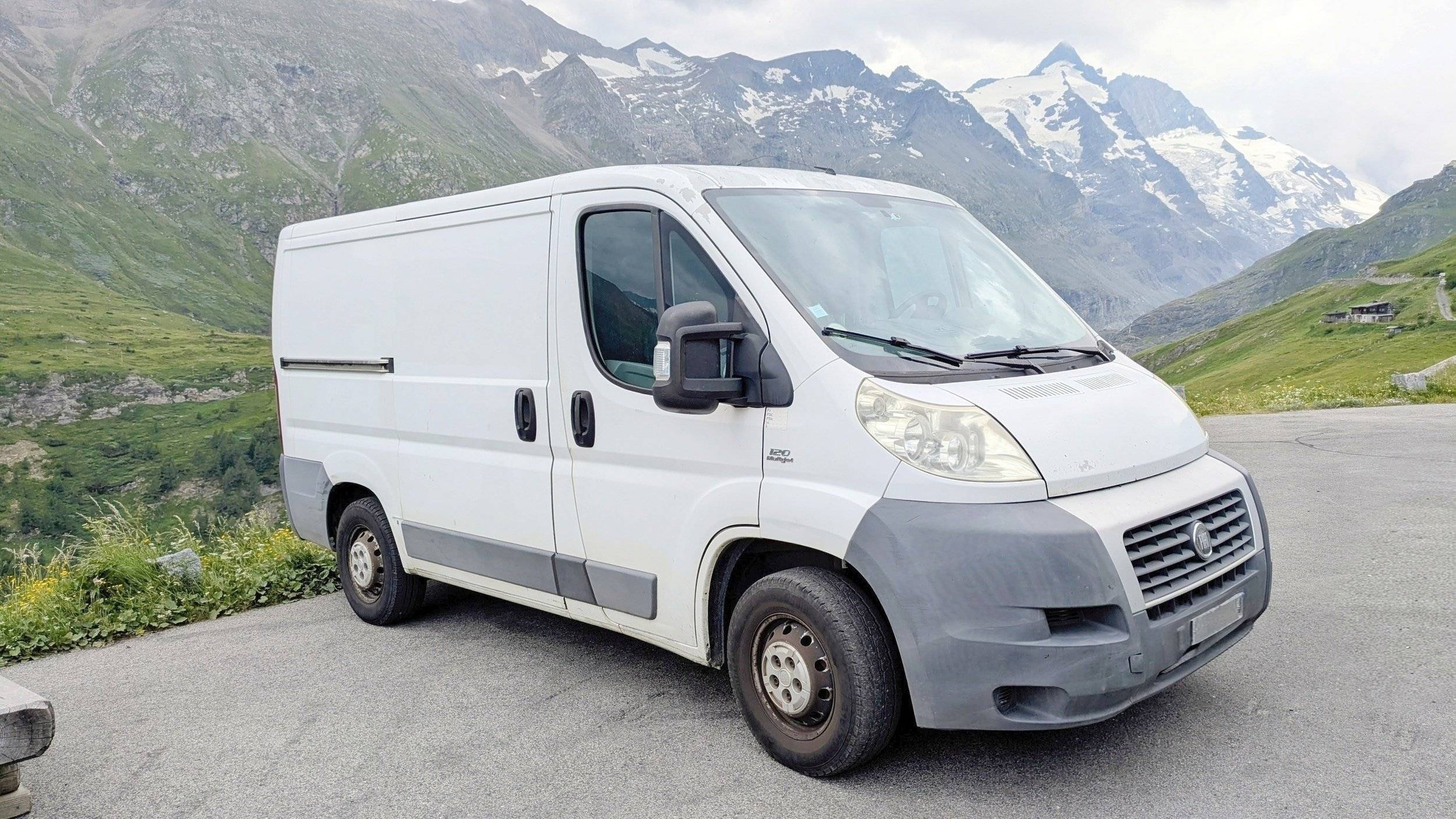 Vista de 3/4 Fiat Ducato 120 Multijet - Yescapa