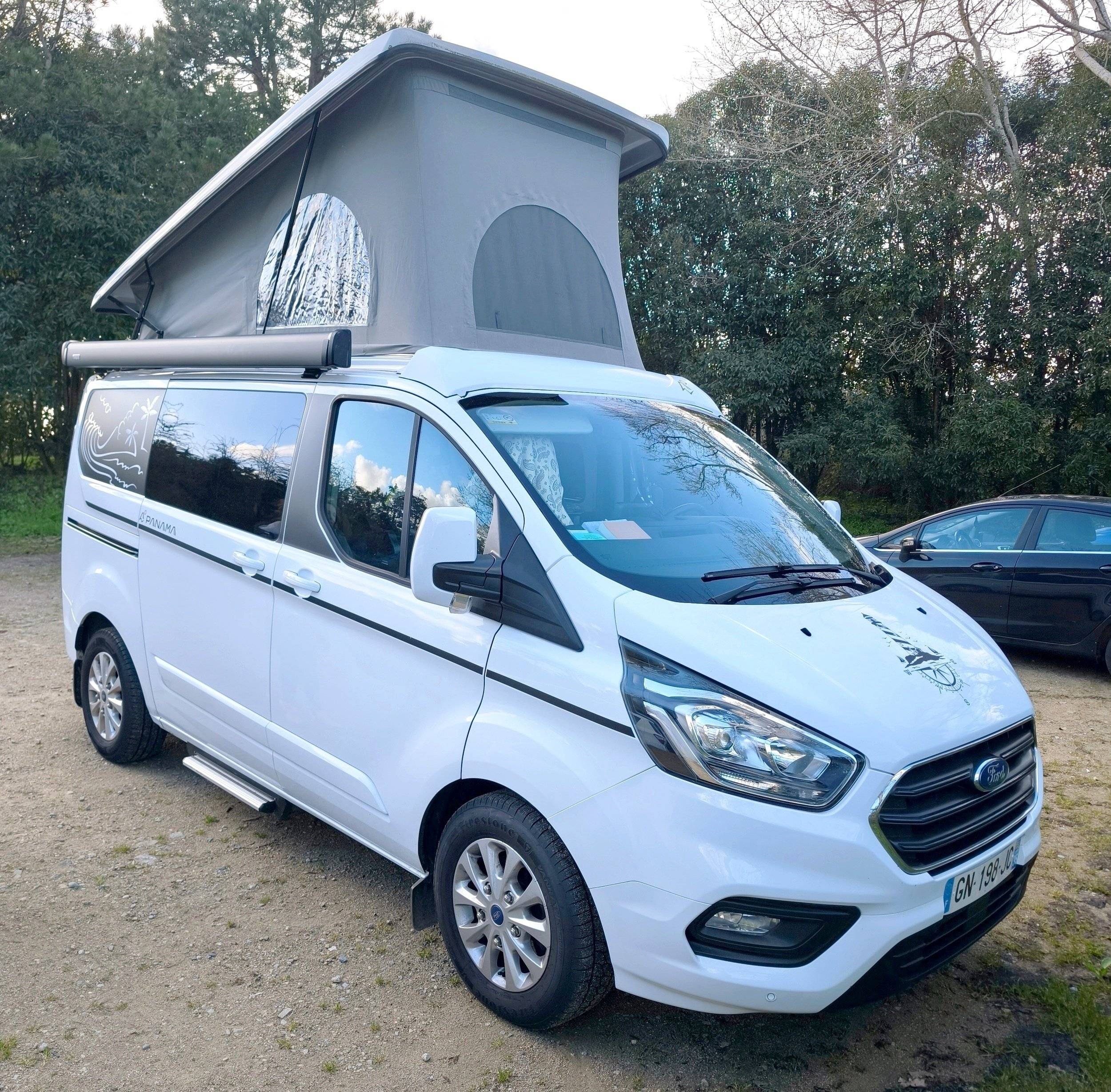 Vue avant de 3/4 Ford - Yescapa