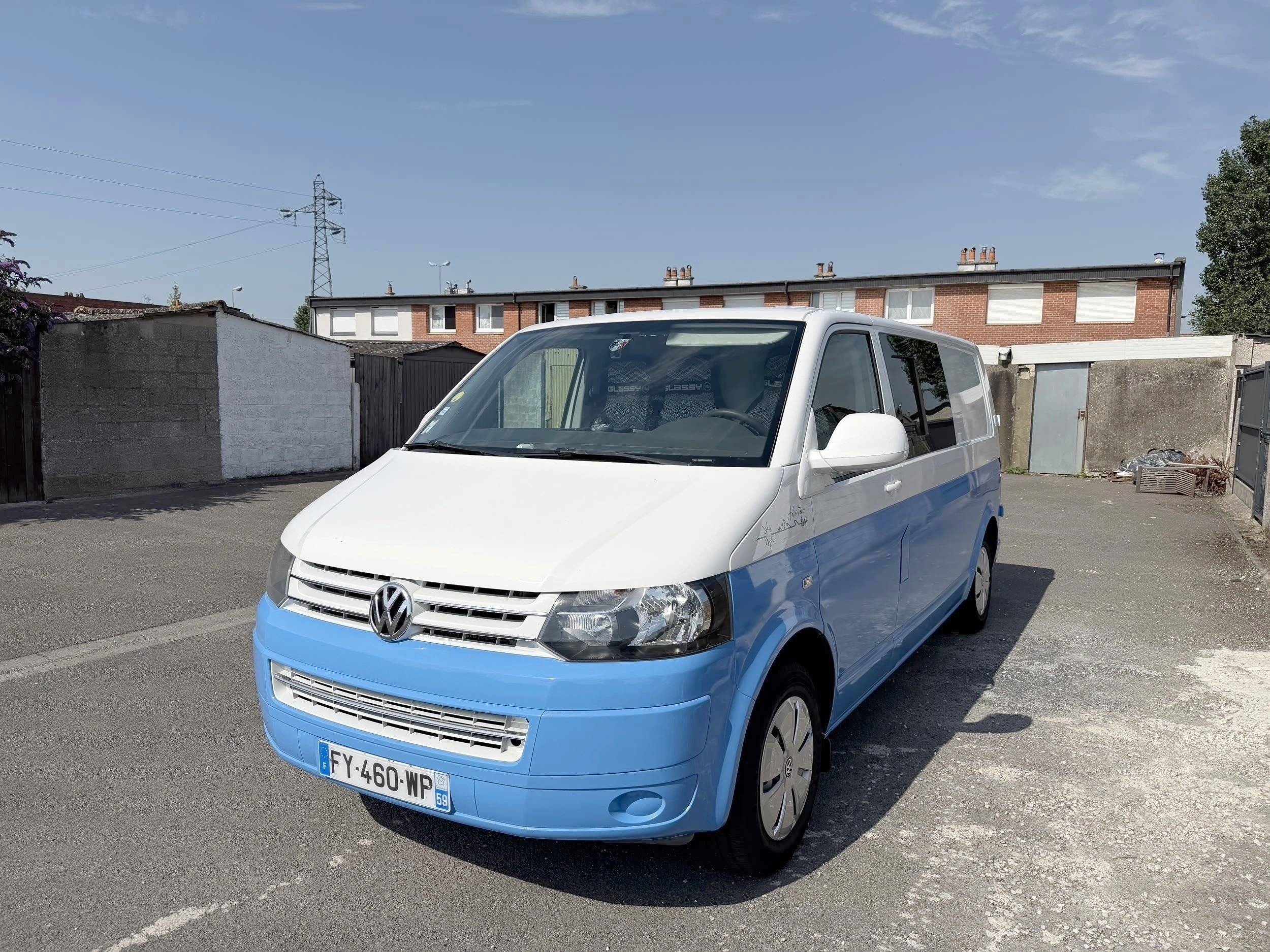 Vista de 3/4 Volkswagen T5.1 2.0 TDI 114ch - Yescapa